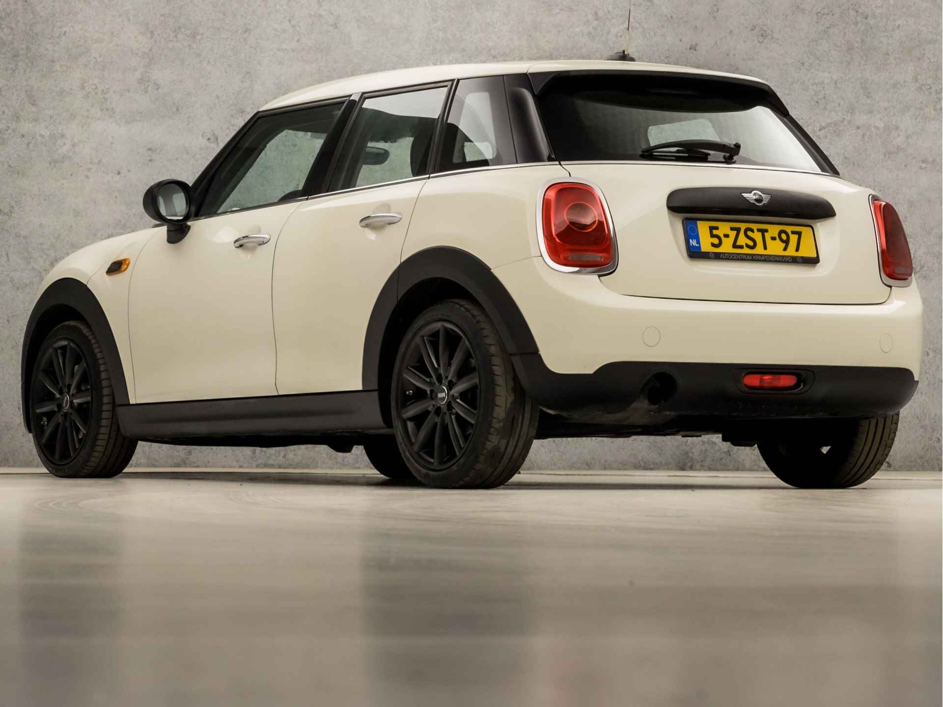 MINI Mini 1.2 One Sport (NAVIGATIE, 5 DEURS, DEALER ONDERHOUDEN, CRUISE, SPORTSTOELEN, ELEK RAMEN, NIEUWE APK, LM VELGEN, NIEUWSTAAT) - 3/33