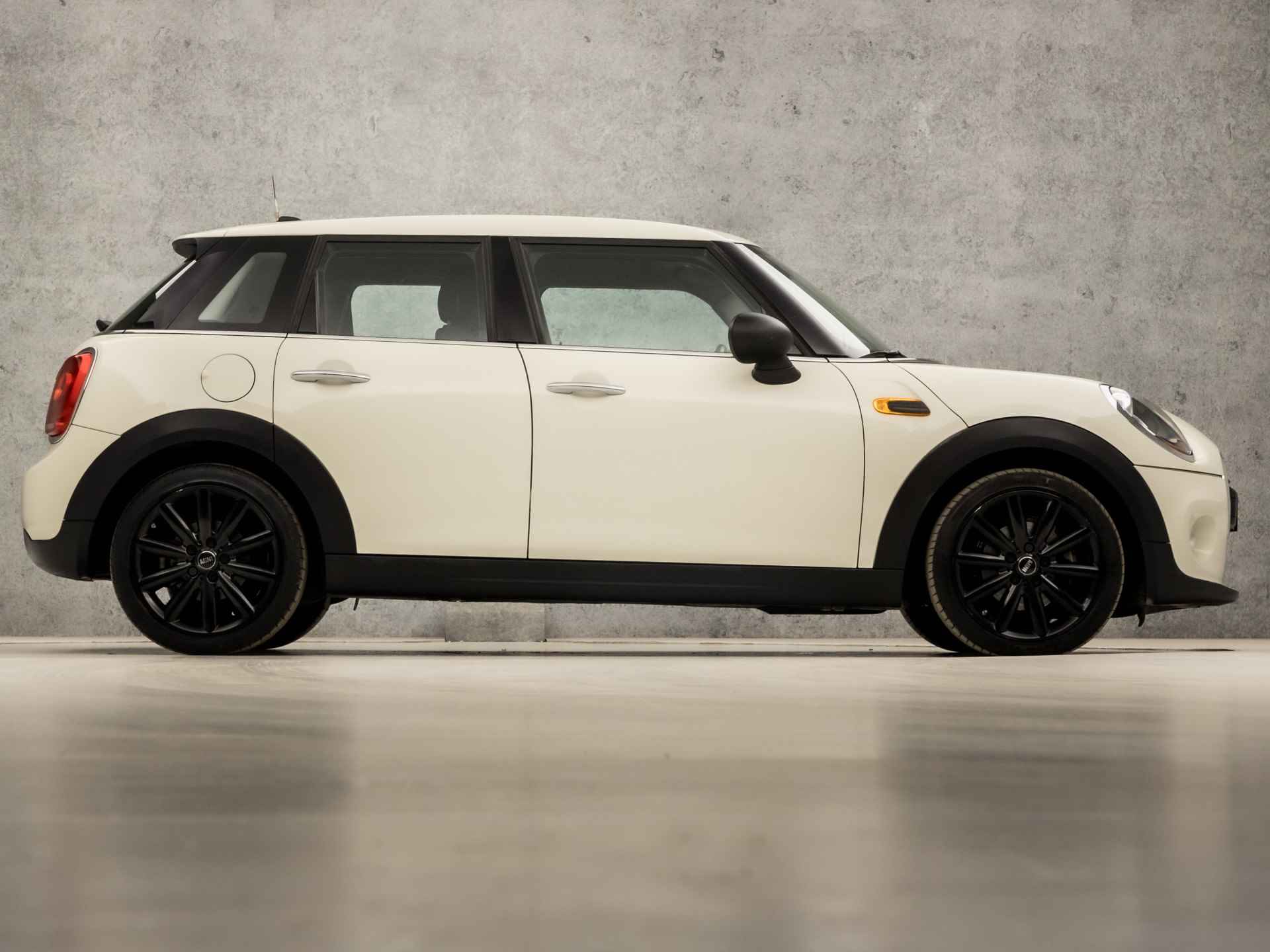 MINI Mini 1.2 One Sport (NAVIGATIE, 5 DEURS, DEALER ONDERHOUDEN, CRUISE, SPORTSTOELEN, ELEK RAMEN, NIEUWE APK, LM VELGEN, NIEUWSTAAT) - 4/33