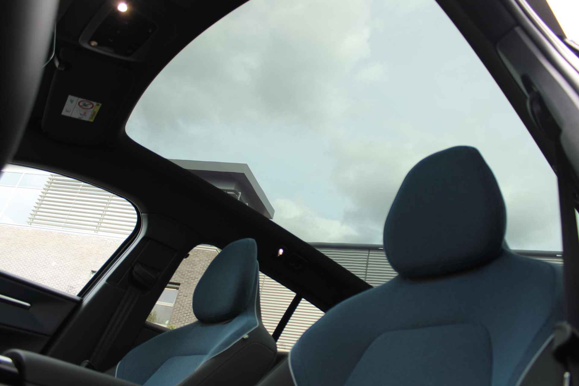 Volvo EX30 Twin Motor Performance Ultra 69 kWh, HS Black Edition, 428PK, Verwarmbare Voorstoelen, Stuurwielverwarming 360° Camera, Panoramadak, Adaptieve Cruise Control Met Pilot Assist, Elektrisch Verstelbare Bestuurdersstoel Met Geheugenfunctie, Harman/Kardon Premium Geluidssysteem Met Soundbar, 20" Lichtmetalen Velgen, Extra Getint Glas Achter - 9/36