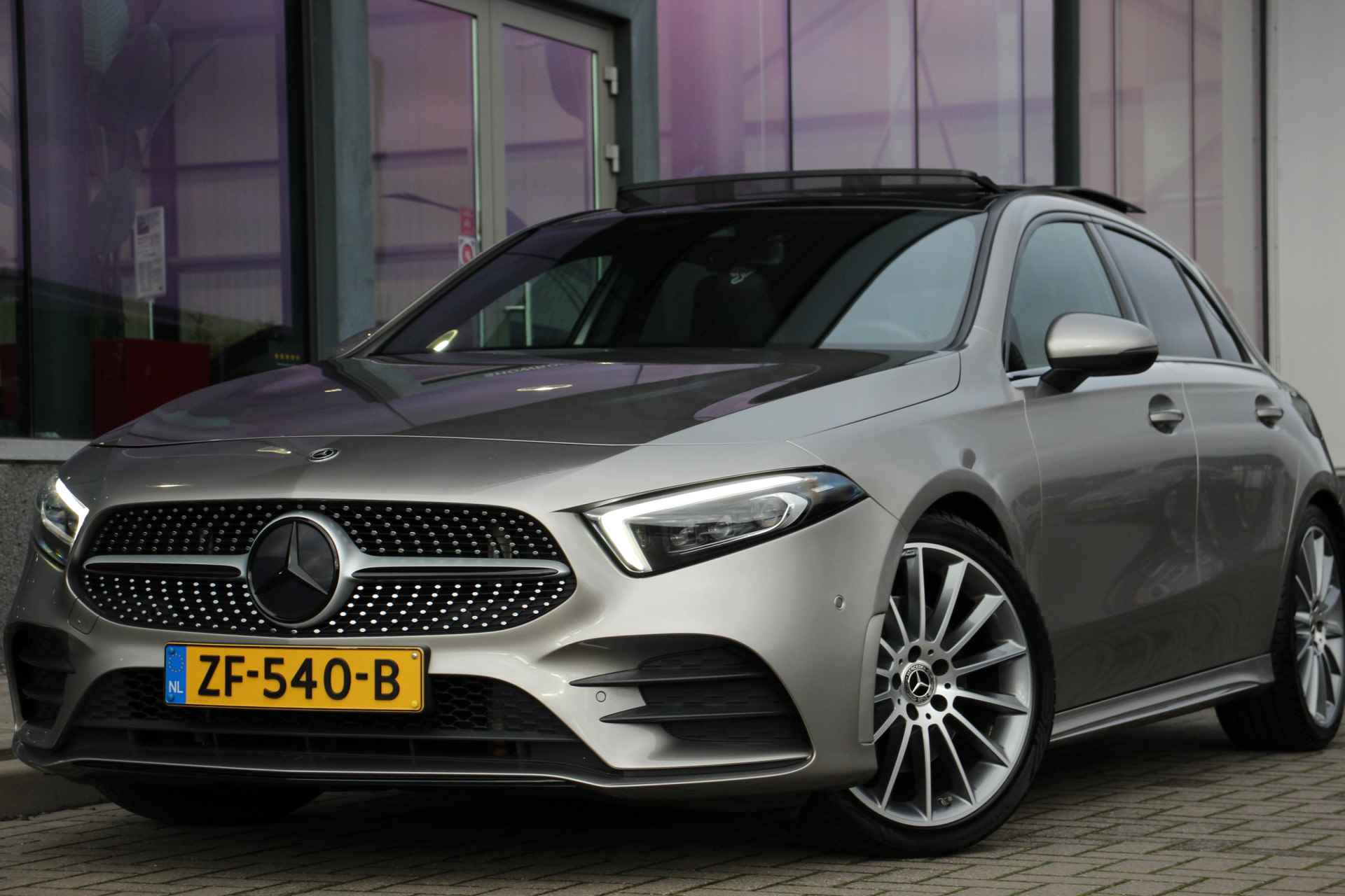 Mercedes-Benz A-Klasse 220 AMG Premium Plus | Night pakket | Leder | Pano | Sfeer | Burmester | - 4/44