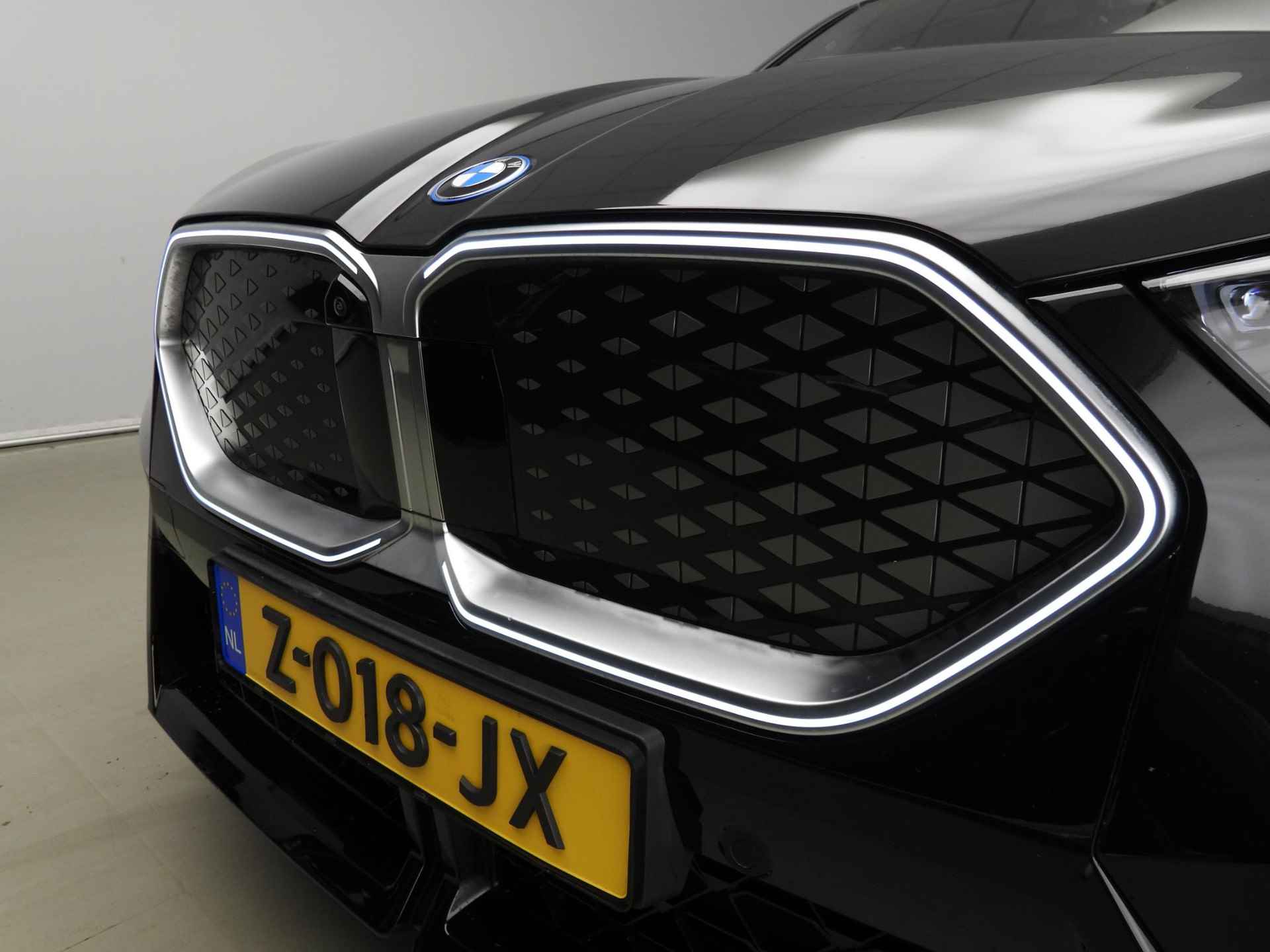 BMW iX2 xDrive30 M-Sportpakket | LED | Leder | HUD | Schuifdak | Elektr. zetels | Keyles go | DAB | Harman-kardon sound | Alu 19 inch - 50/54