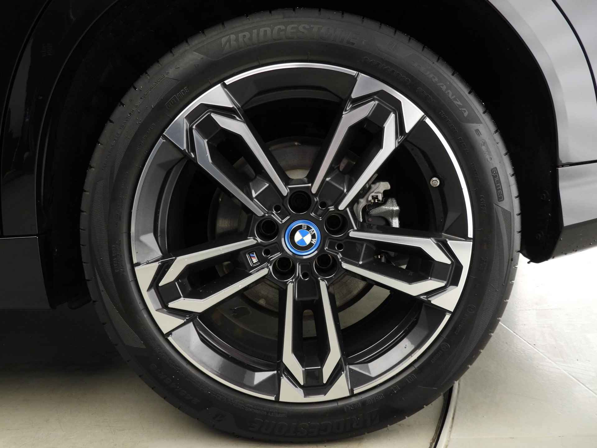 BMW iX2 xDrive30 M-Sportpakket | LED | Leder | HUD | Schuifdak | Elektr. zetels | Keyles go | DAB | Harman-kardon sound | Alu 19 inch - 53/54