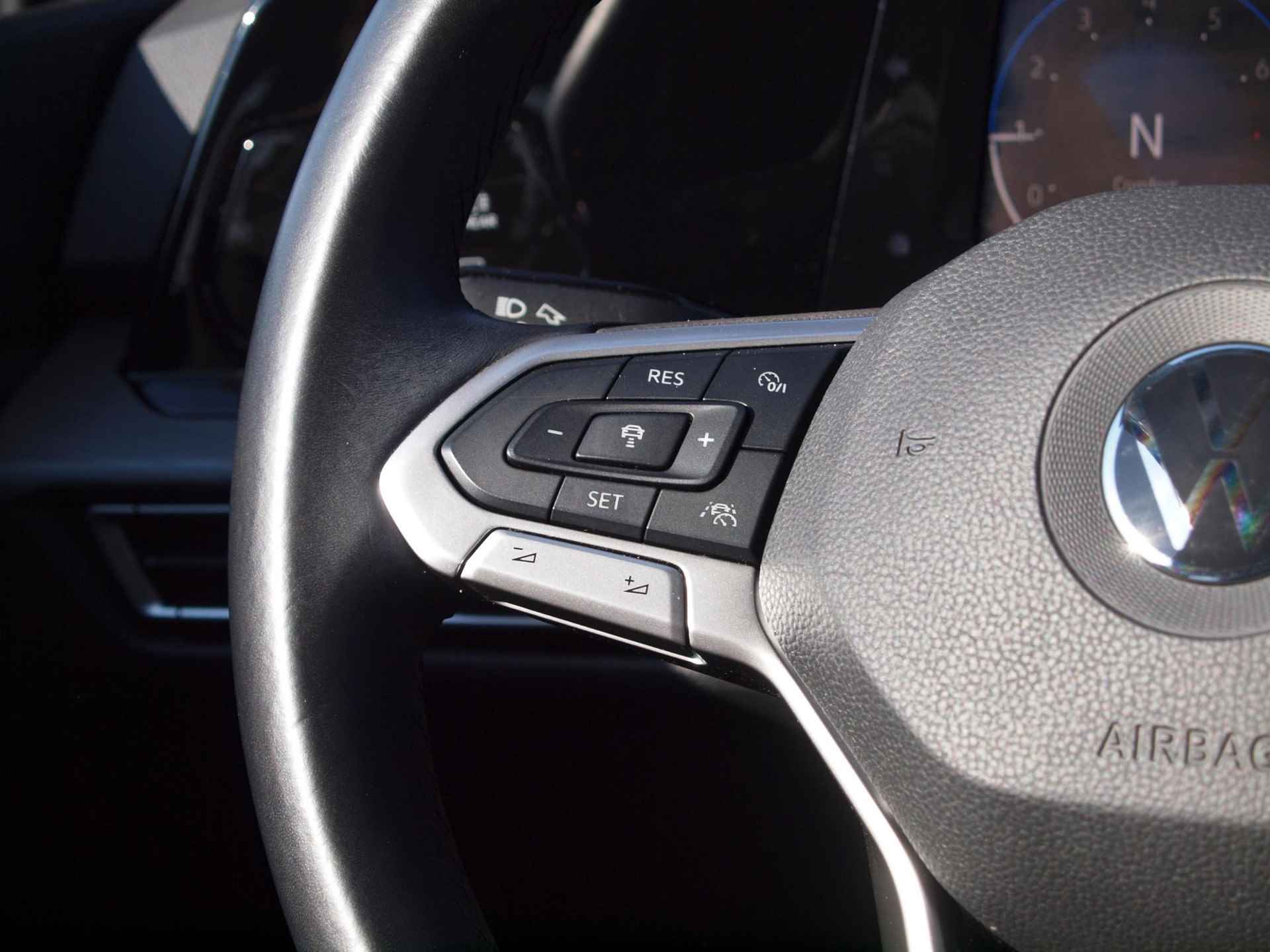 Volkswagen Golf 1.5 eTSI Style | Panoramadak | Camera | Apple Carplay | Cruise Control | - 19/38