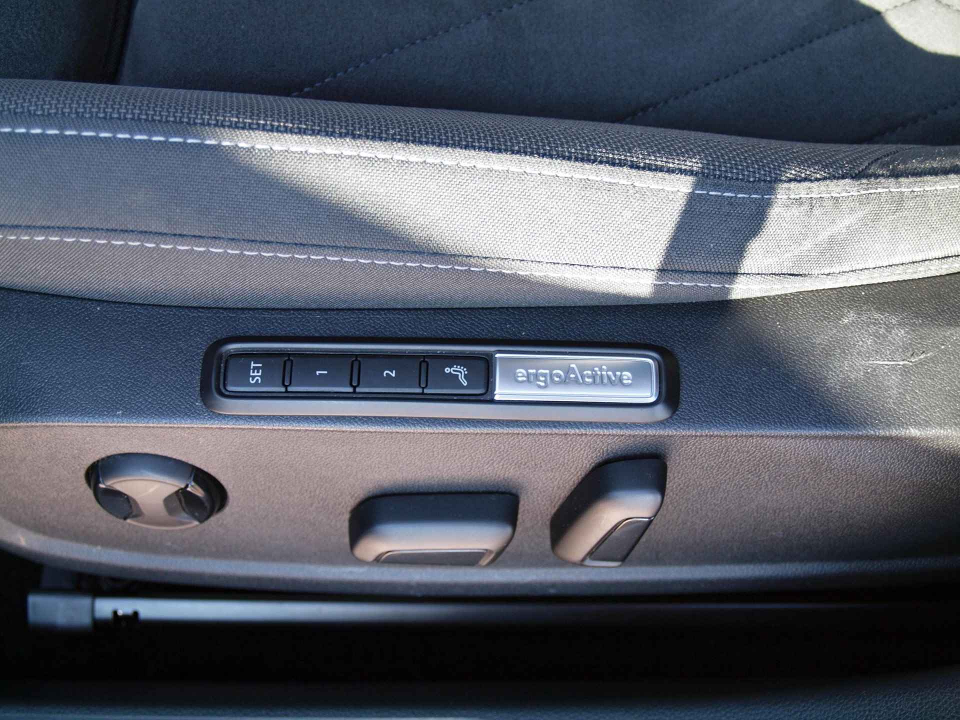 Volkswagen Golf 1.5 eTSI Style | Panoramadak | Camera | Apple Carplay | Cruise Control | - 32/38