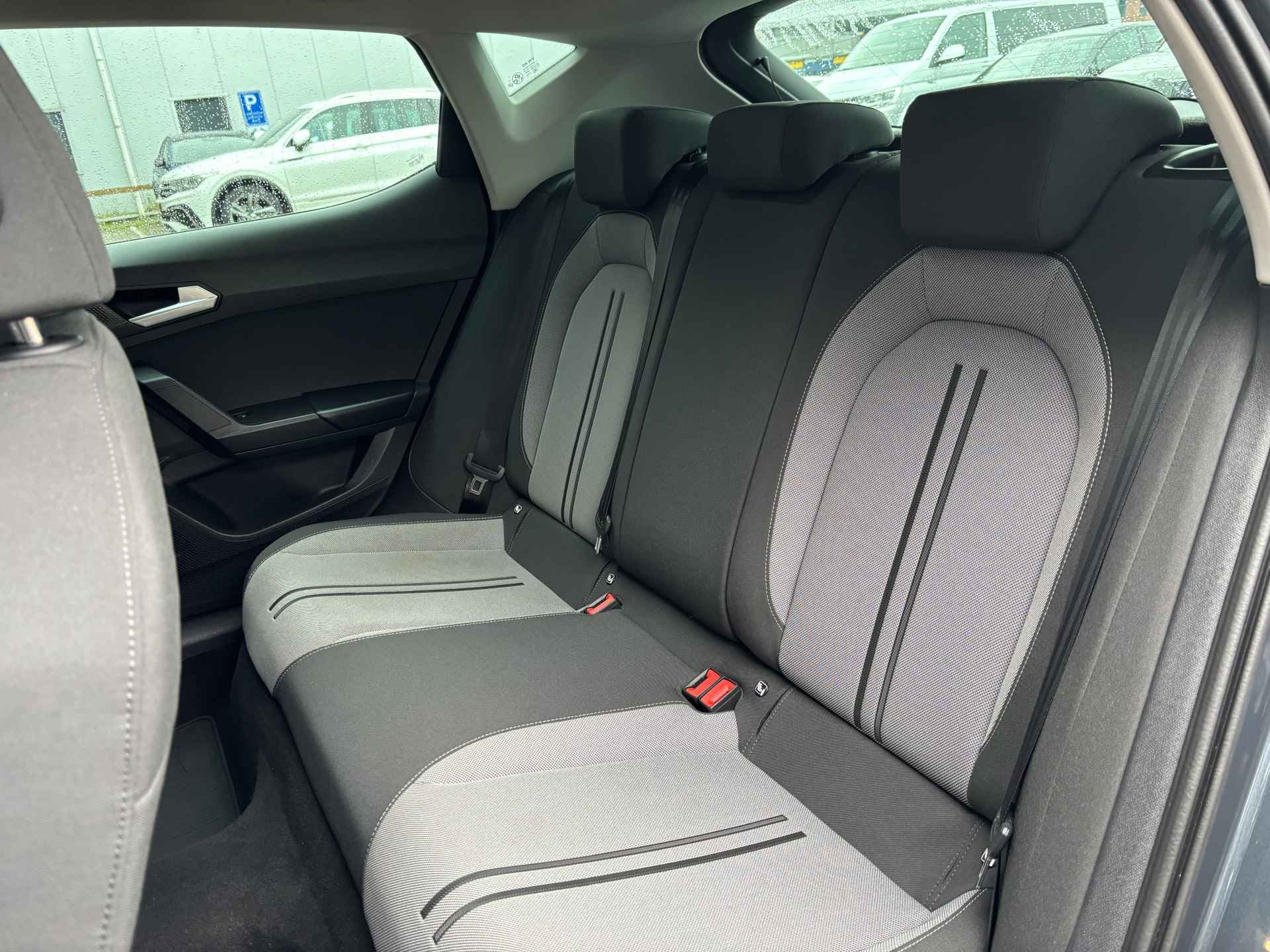 SEAT Leon 1.0 eTSI 110 pk Style Business Intense 7-DSG | Apple Carplay/Android Auto | Camera | Cruise control adaptief | - 28/31