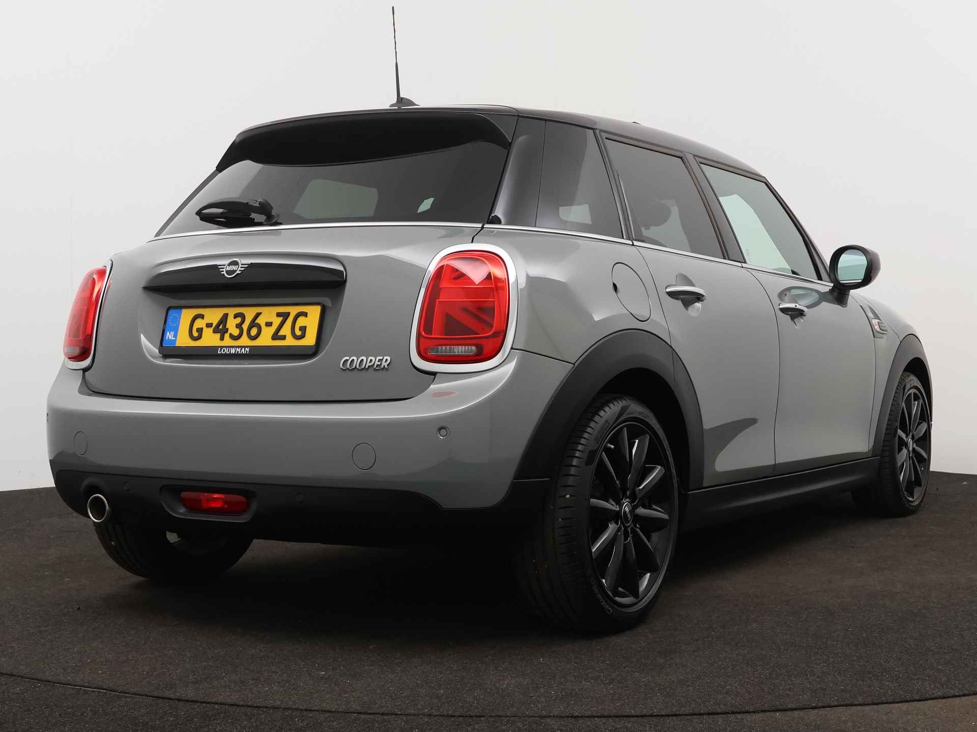 MINI 5-deurs 1.5 136pk Cooper 60 Years Edition Automaat | Panoramadak | Harman Kardon Audio | Union Jack | Leer | Navigatie | Head-up Display | Stoelverwarming | Climate Control | - 3/46