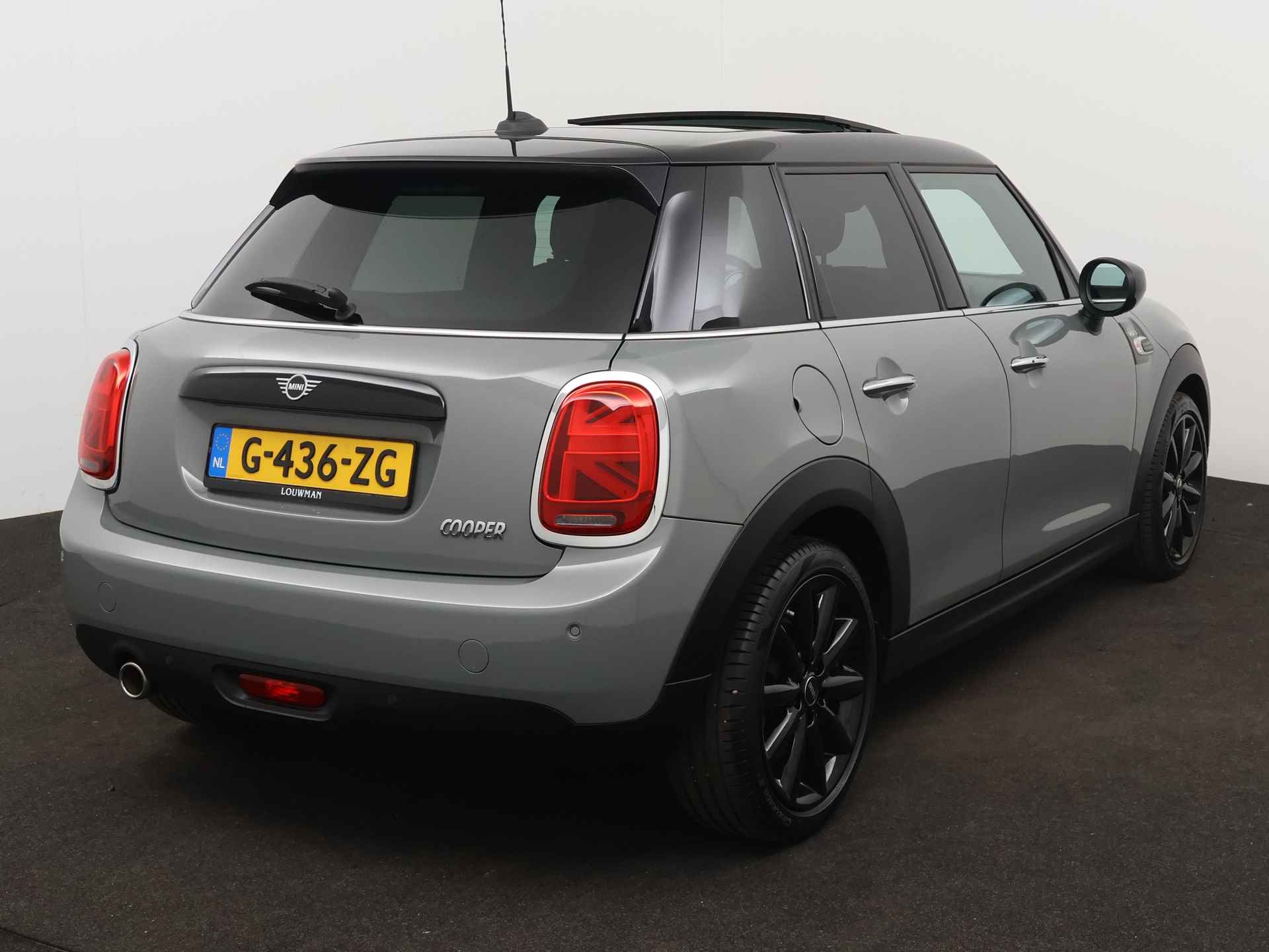 MINI 5-deurs 1.5 136pk Cooper 60 Years Edition Automaat | Panoramadak | Harman Kardon Audio | Union Jack | Leer | Navigatie | Head-up Display | Stoelverwarming | Climate Control | - 17/46