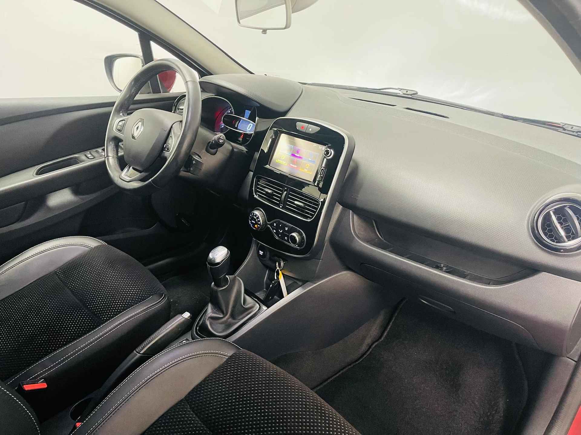 Renault Clio 0.9 TCe Intens Navi airco camera parkeersensoren lm velgen cruise controle Pure led vision zeer mooie auto dealer onderhouden weinig km - 6/20