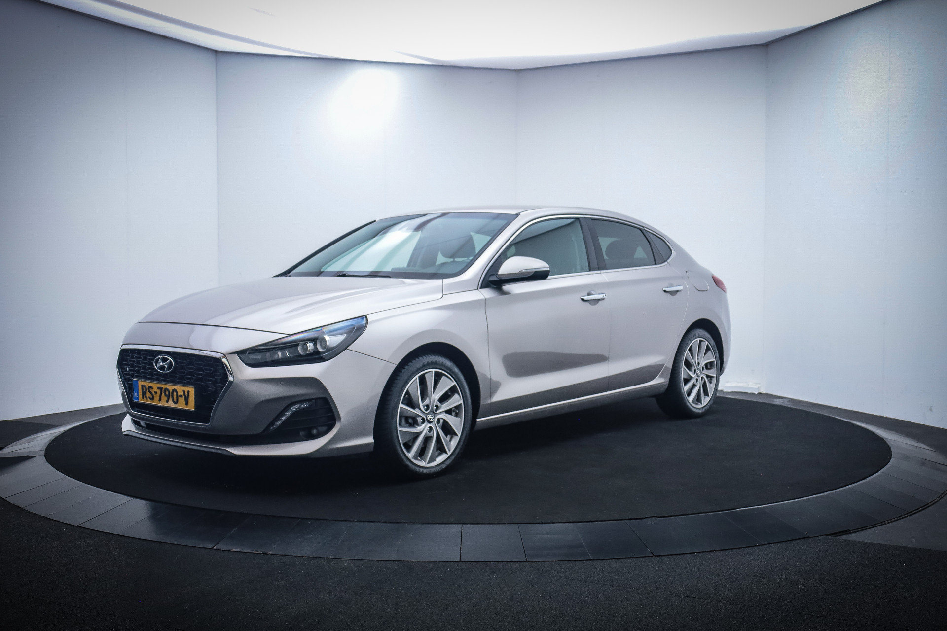 Hyundai i30 Fastback 1.0T-GDI PREMIUM FULL LED/MEMORY/CAMERA/STOELVERW+KOELING/STUURVERW./CARPLAY/LEDER/NAVI/DAB+/PDC V+A/LMV