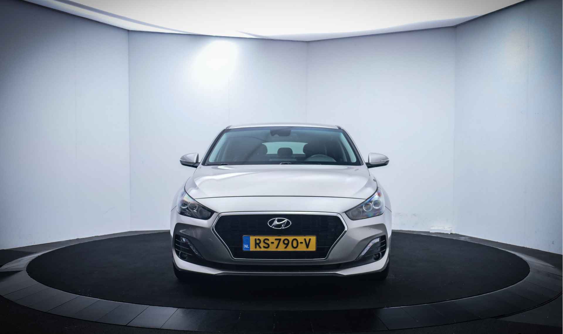 Hyundai i30 Fastback 1.0T-GDI PREMIUM FULL LED/MEMORY/CAMERA/STOELVERW+KOELING/STUURVERW./CARPLAY/LEDER/NAVI/DAB+/PDC V+A/LMV - 2/26