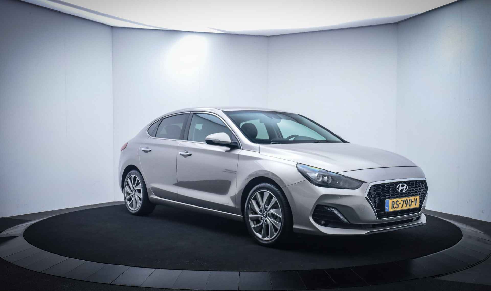 Hyundai i30 Fastback 1.0T-GDI PREMIUM FULL LED/MEMORY/CAMERA/STOELVERW+KOELING/STUURVERW./CARPLAY/LEDER/NAVI/DAB+/PDC V+A/LMV - 3/26