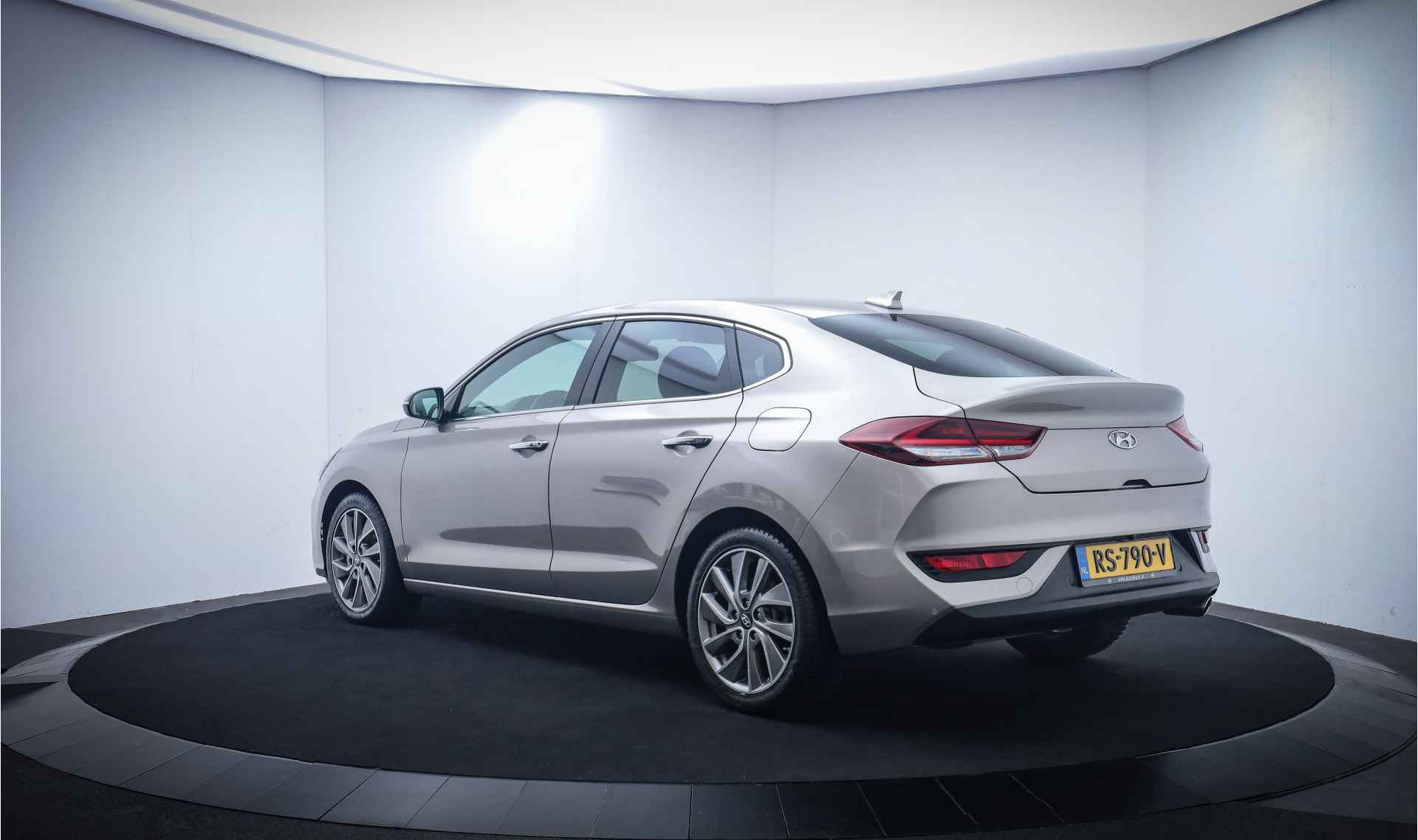 Hyundai i30 Fastback 1.0T-GDI PREMIUM FULL LED/MEMORY/CAMERA/STOELVERW+KOELING/STUURVERW./CARPLAY/LEDER/NAVI/DAB+/PDC V+A/LMV - 8/26