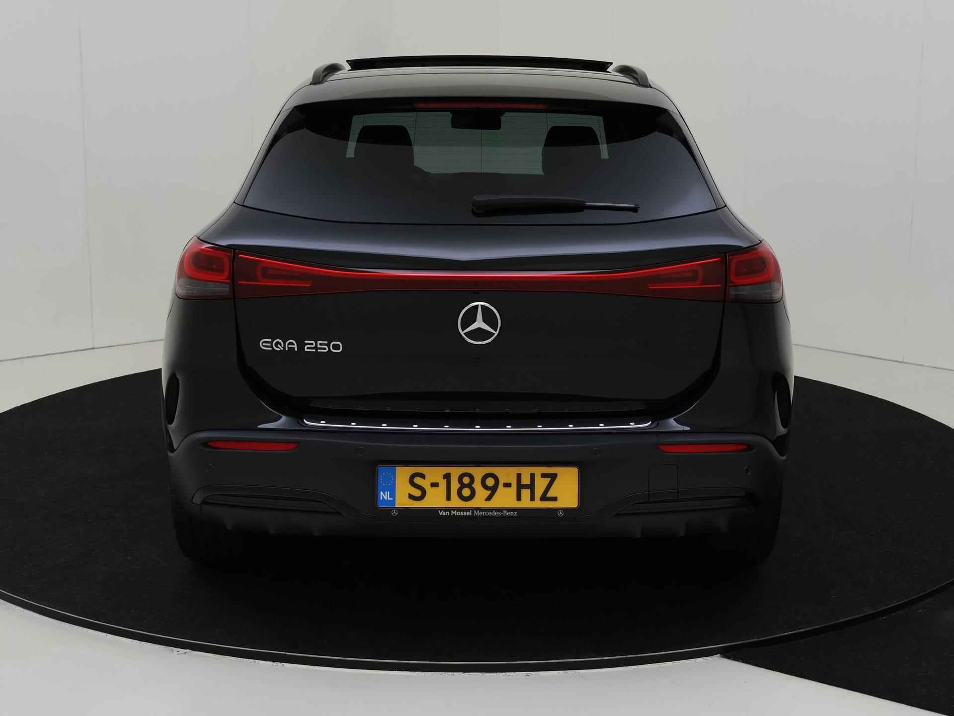 Mercedes-Benz EQA 250 AMG Line 67 kWh / Panorama-schuifdak / Nightpakket / Sfeerverlichting / Achteruitrijcamera / Easypack-Achterklep / - 8/34