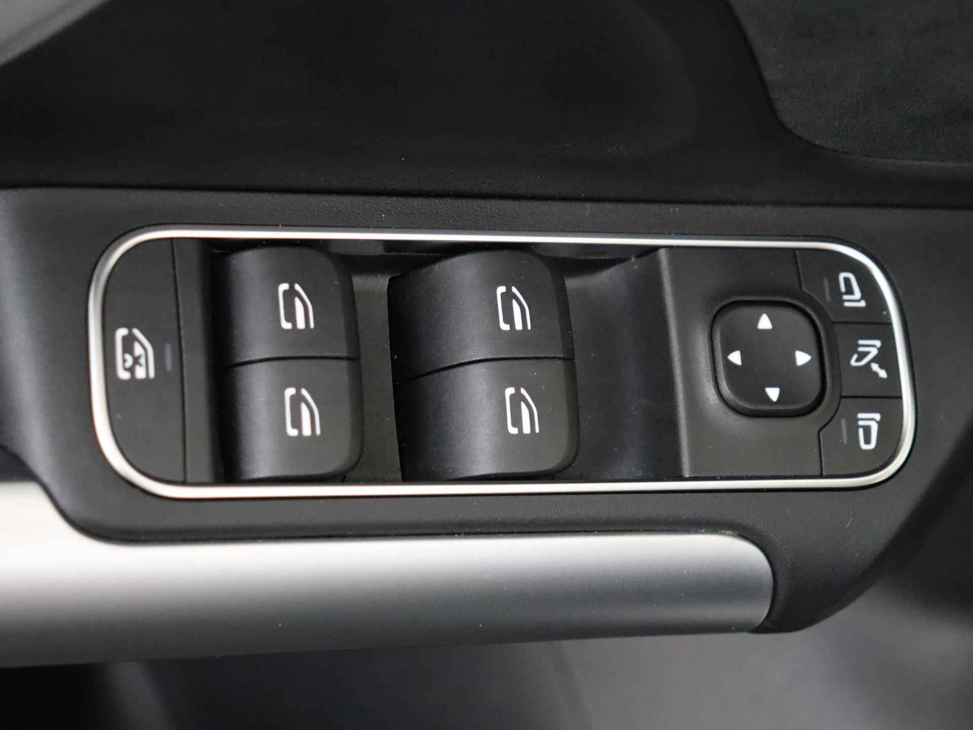 Mercedes-Benz EQA 250 AMG Line 67 kWh / Panorama-schuifdak / Nightpakket / Sfeerverlichting / Achteruitrijcamera / Easypack-Achterklep / - 29/34