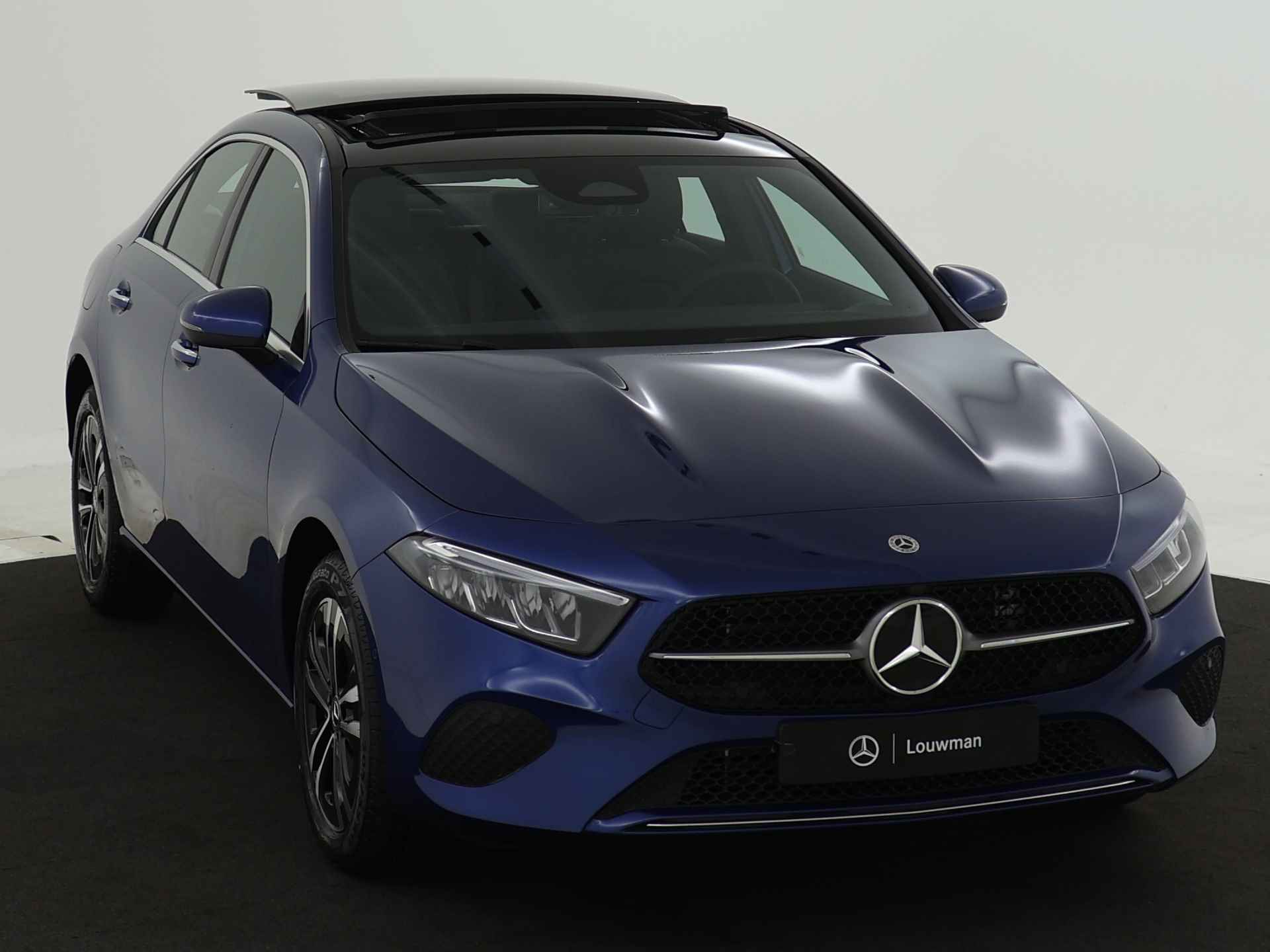 Mercedes-Benz A-Klasse 250 e Star Edition Luxury Line | Parkeerpakket met achteruitrijcamera | KEYLESS GO-comfortpakket | Verwarmde stoelen vooraan | Extra USB-poorten | Sfeerverlichting | Draadloos oplaadsysteem voor Smartphone | - 24/37