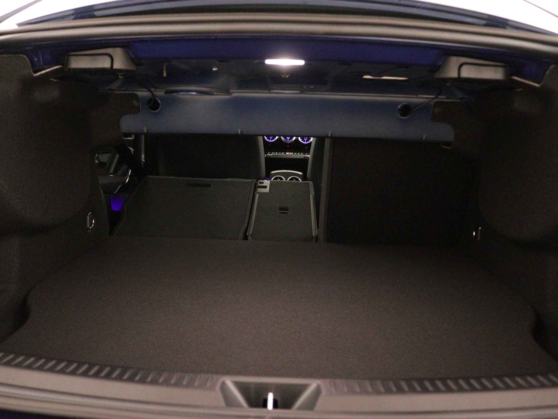 Mercedes-Benz A-Klasse 250 e Star Edition Luxury Line | Parkeerpakket met achteruitrijcamera | KEYLESS GO-comfortpakket | Verwarmde stoelen vooraan | Extra USB-poorten | Sfeerverlichting | Draadloos oplaadsysteem voor Smartphone | - 35/37