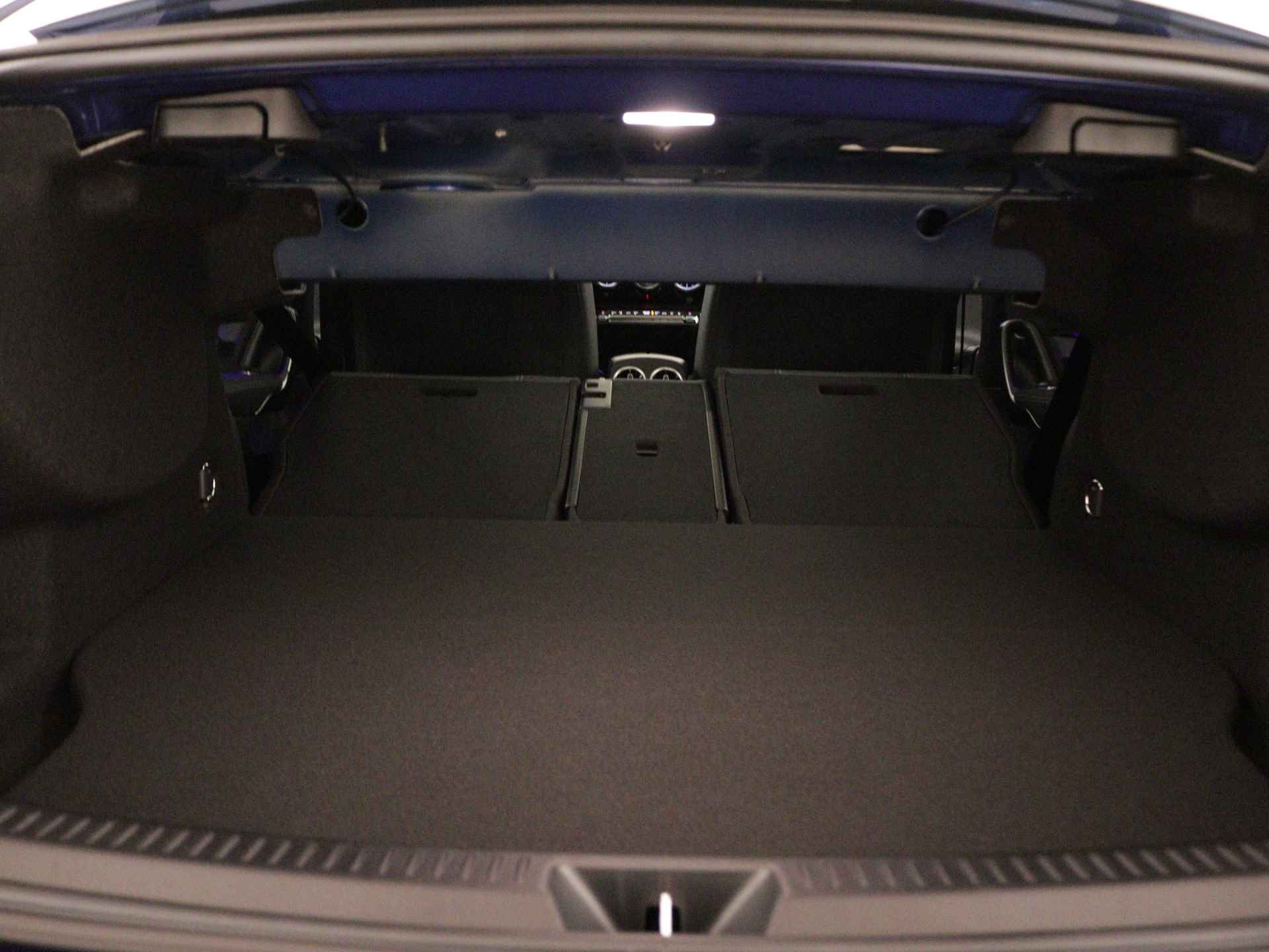 Mercedes-Benz A-Klasse 250 e Star Edition Luxury Line | Parkeerpakket met achteruitrijcamera | KEYLESS GO-comfortpakket | Verwarmde stoelen vooraan | Extra USB-poorten | Sfeerverlichting | Draadloos oplaadsysteem voor Smartphone | - 36/37