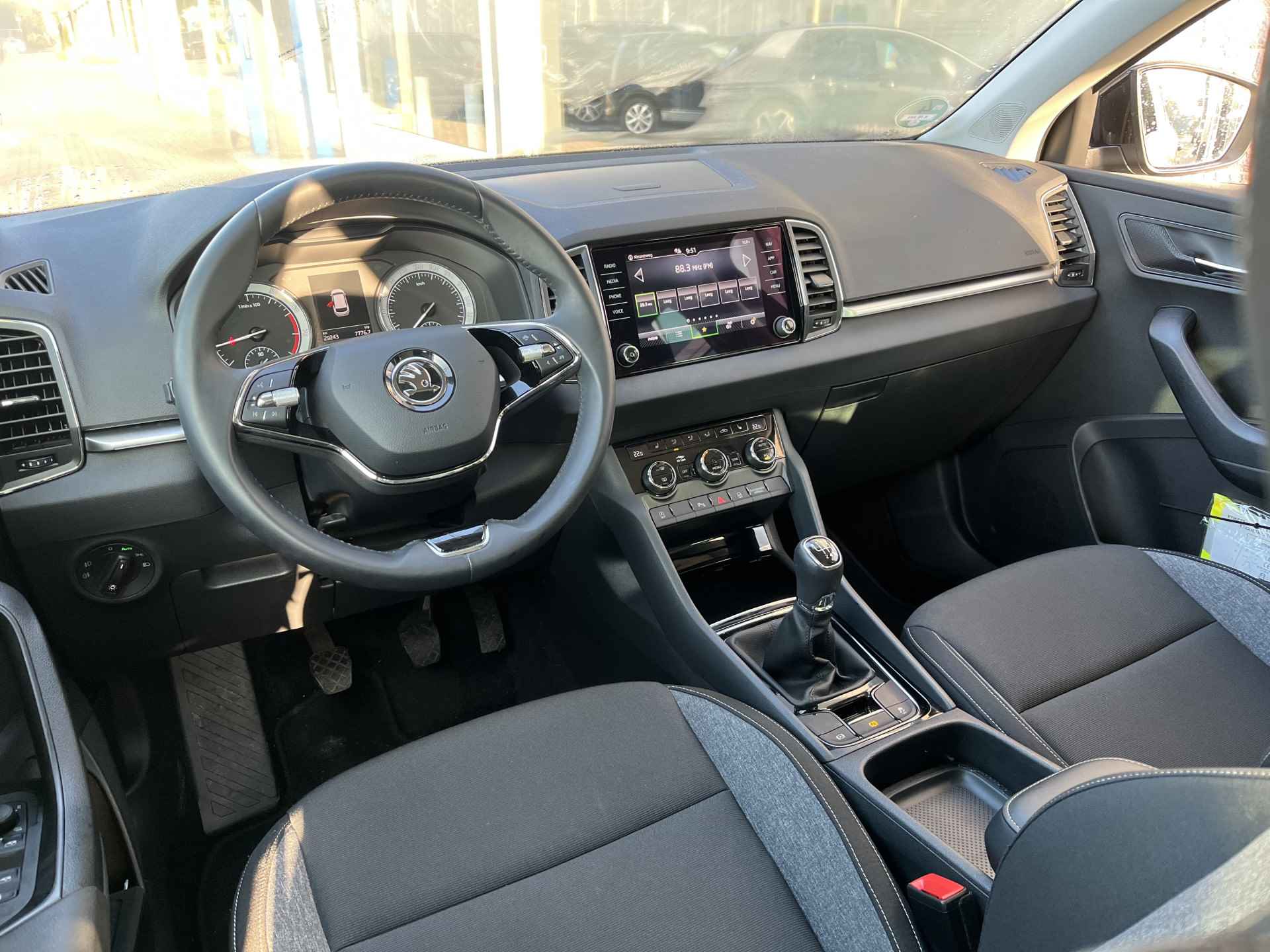 Škoda Karoq 1.0 TSI Ambition Drive 125 / PARK. SENSOREN/ LED/ CRUISE/ STOEL VERWARM./ KEYLESS/ APP CONNECT/ NAVI/ CLIMA/ DAB/ 17" LMV/ - 7/26