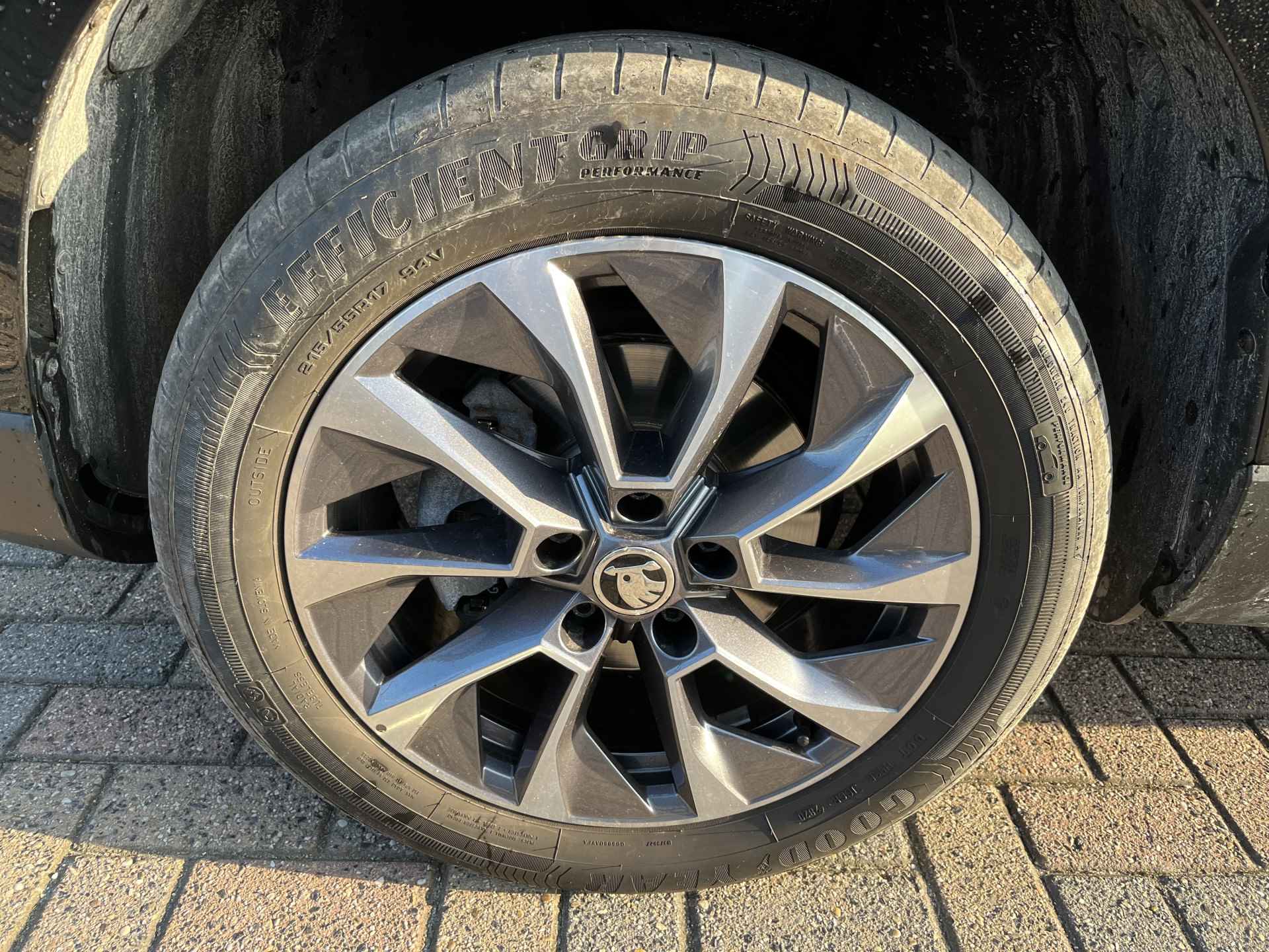 Škoda Karoq 1.0 TSI Ambition Drive 125 / PARK. SENSOREN/ LED/ CRUISE/ STOEL VERWARM./ KEYLESS/ APP CONNECT/ NAVI/ CLIMA/ DAB/ 17" LMV/ - 24/26