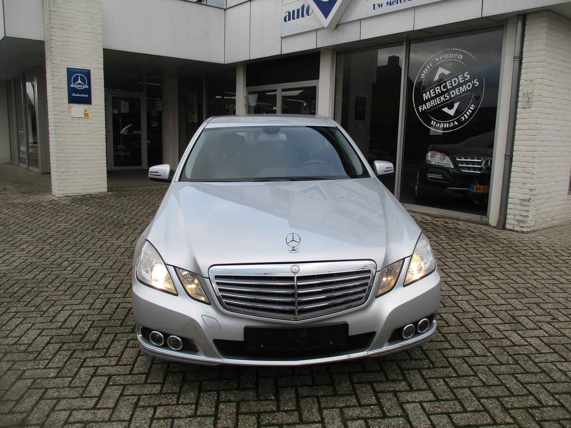 Mercedes E-Klasse E200 CGI BlueEfficiency Aut. Elegance / Youngtimer - 2/12