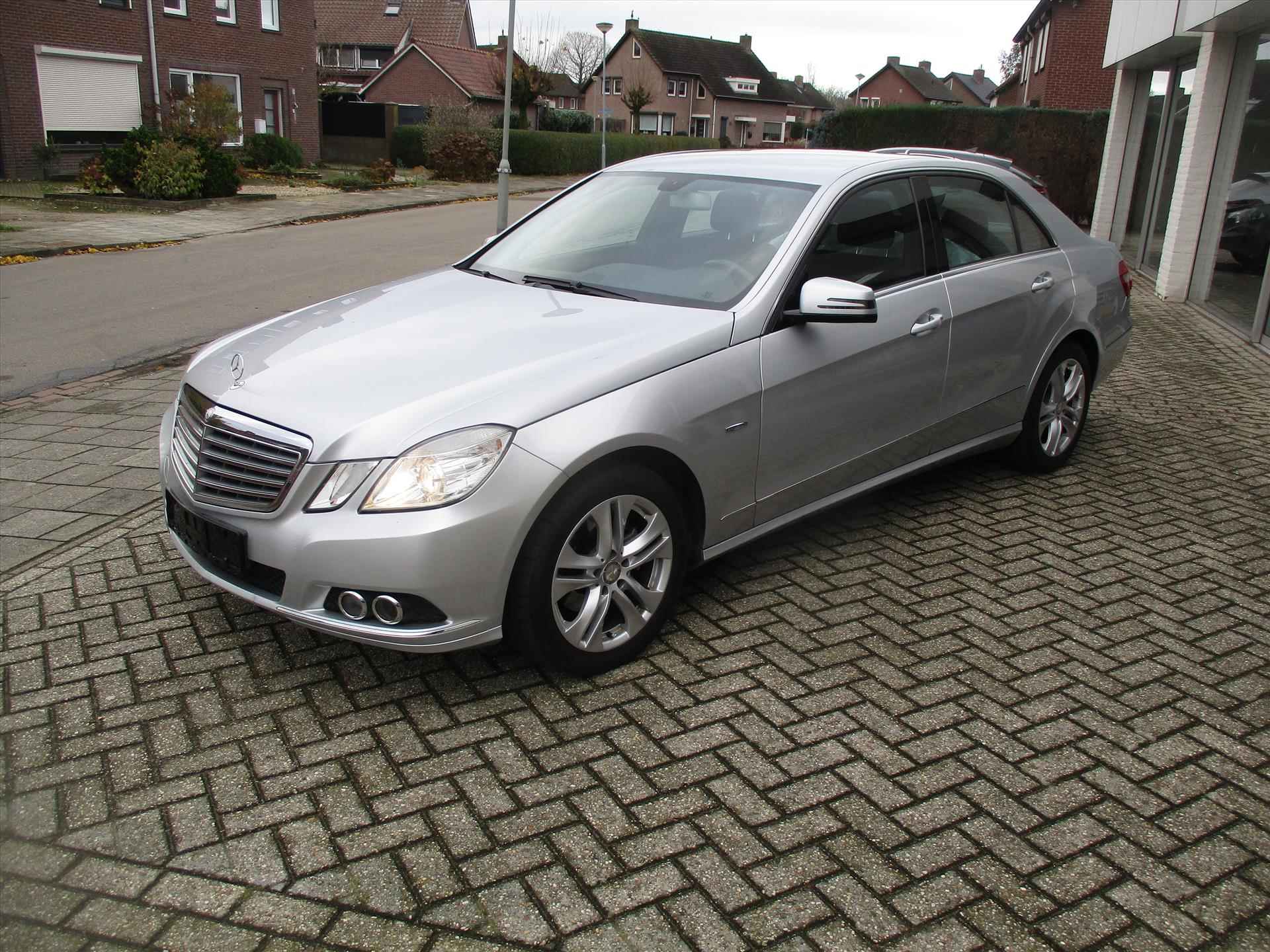 Mercedes E-Klasse E200 CGI BlueEfficiency Aut. Elegance / Youngtimer - 3/12