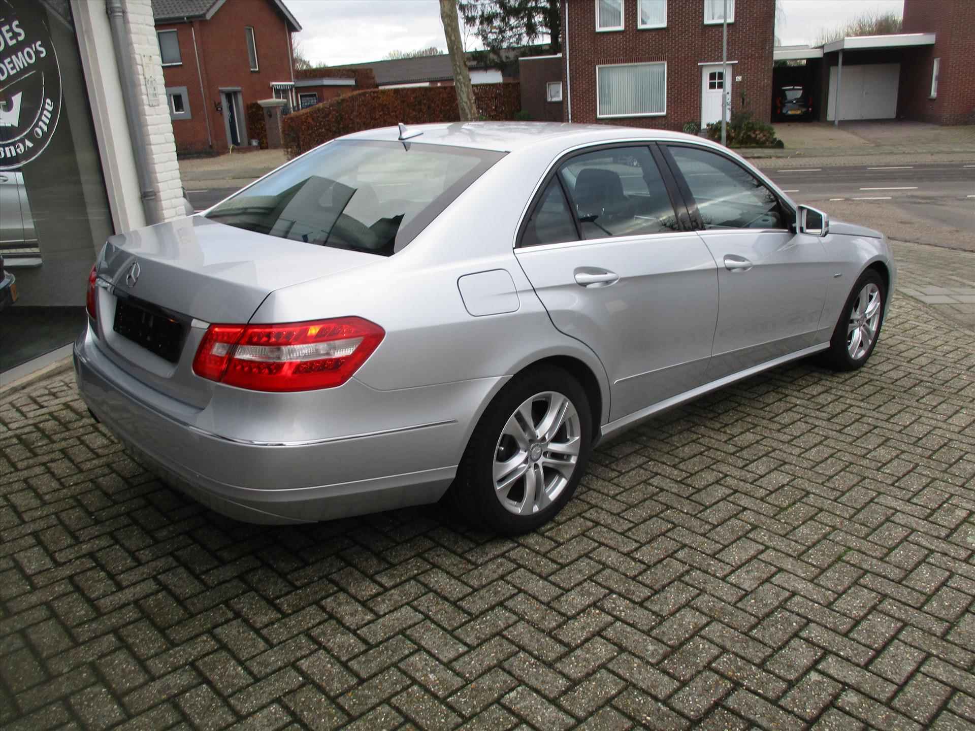 Mercedes E-Klasse E200 CGI BlueEfficiency Aut. Elegance / Youngtimer - 4/12