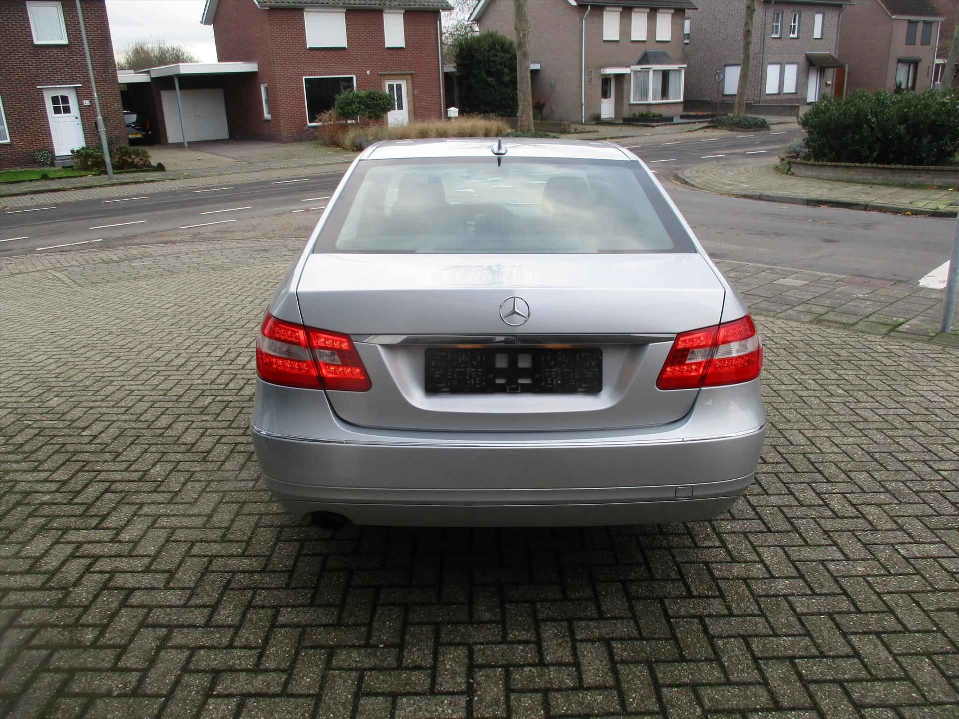 Mercedes E-Klasse E200 CGI BlueEfficiency Aut. Elegance / Youngtimer - 5/12