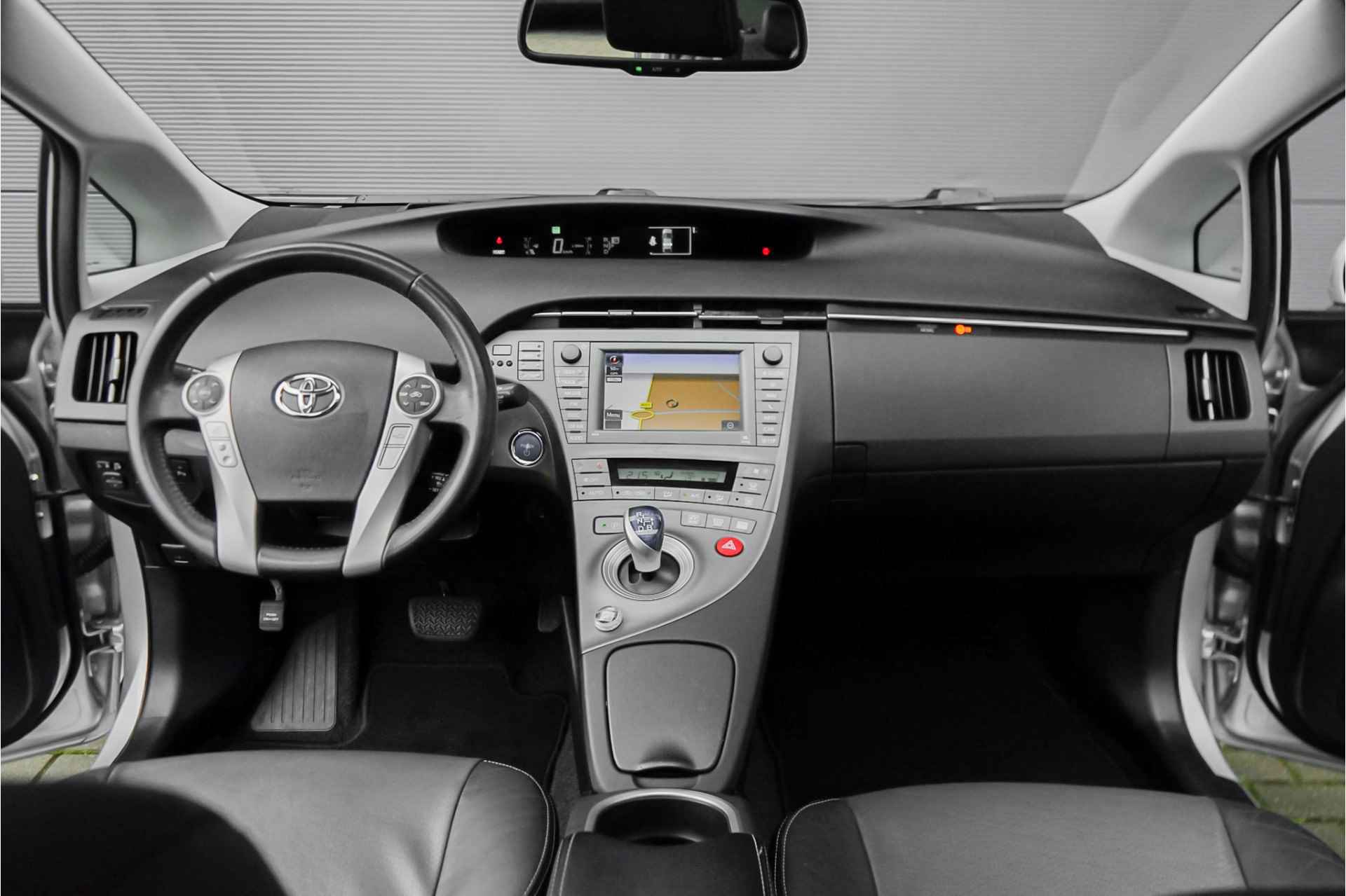 Toyota Prius 1.8 Executive Pano Leder JBL Navi Camera - 2/48