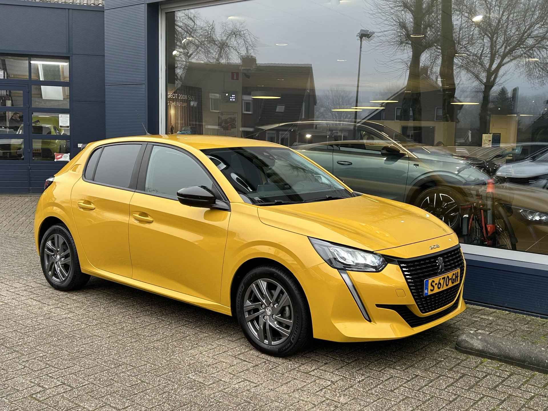 Peugeot 208 1.2 Active Pack | Lichtmetaal | Navigatie via Telefoon | DAB | Airco | Apple Carplay & Android Auto | Parkeersensoren | Cruise Control | Elektrisch Pakket | LED Dagrijverlichting . - 3/44