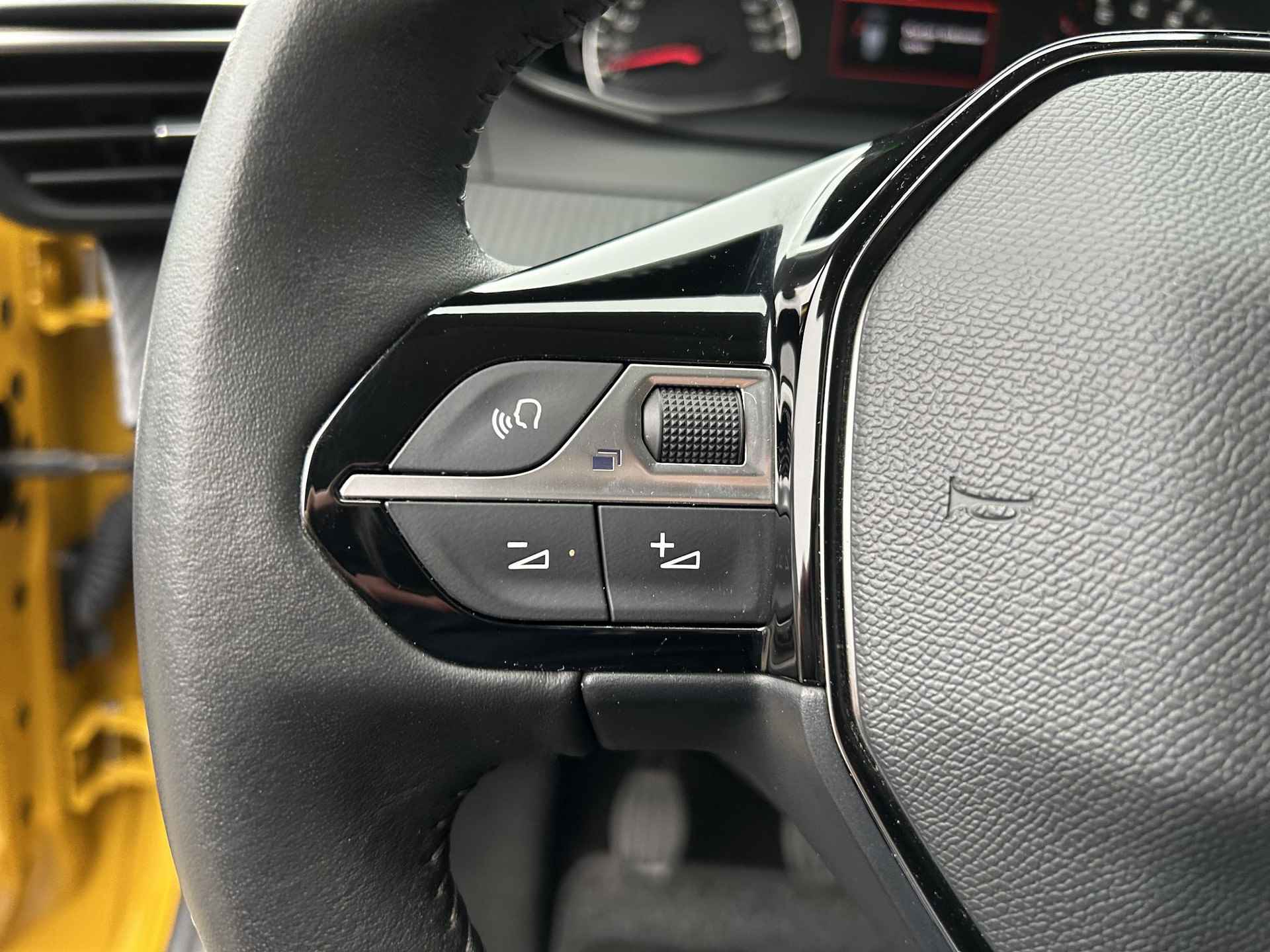 Peugeot 208 1.2 Active Pack | Lichtmetaal | Navigatie via Telefoon | DAB | Airco | Apple Carplay & Android Auto | Parkeersensoren | Cruise Control | Elektrisch Pakket | LED Dagrijverlichting . - 23/44