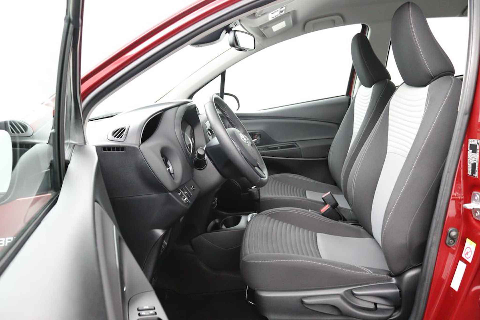 Toyota Yaris 1.5 Hybrid Design | Parkeersensoren Voor en Achter | Stoelverwarming | Cruise Control | Achteruitrijcamera | Led Verlichting | Parelmoer Rood | - 9/48