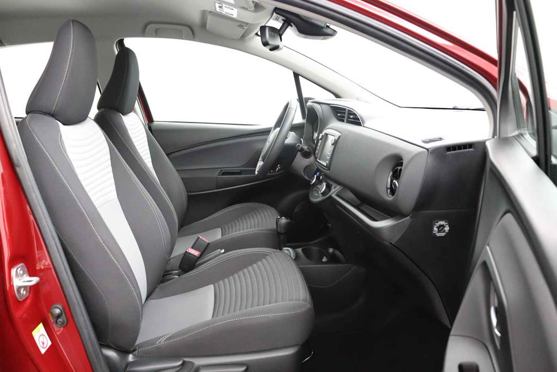 Toyota Yaris 1.5 Hybrid Design | Parkeersensoren Voor en Achter | Stoelverwarming | Cruise Control | Achteruitrijcamera | Led Verlichting | Parelmoer Rood | - 10/48