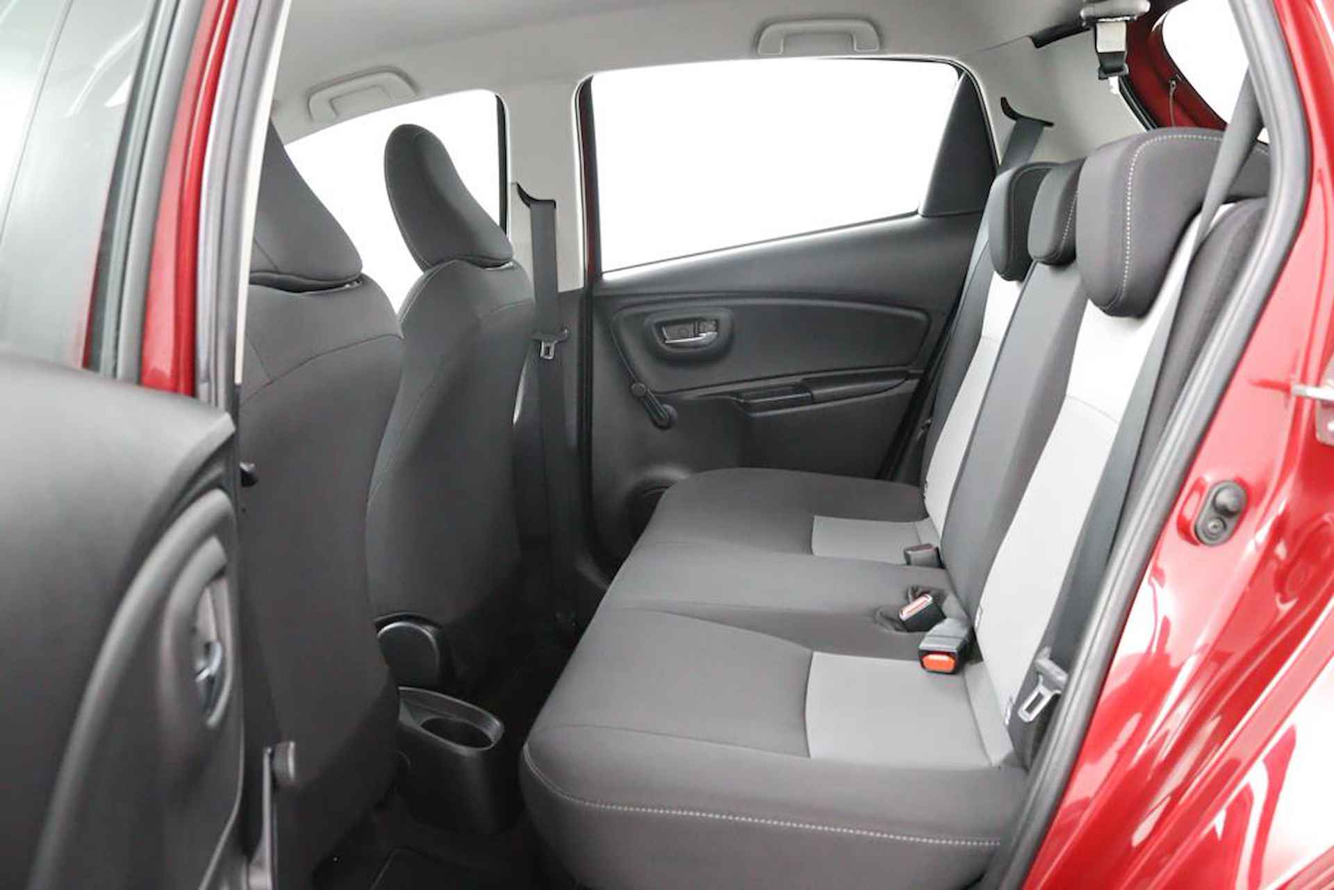 Toyota Yaris 1.5 Hybrid Design | Parkeersensoren Voor en Achter | Stoelverwarming | Cruise Control | Achteruitrijcamera | Led Verlichting | Parelmoer Rood | - 12/48