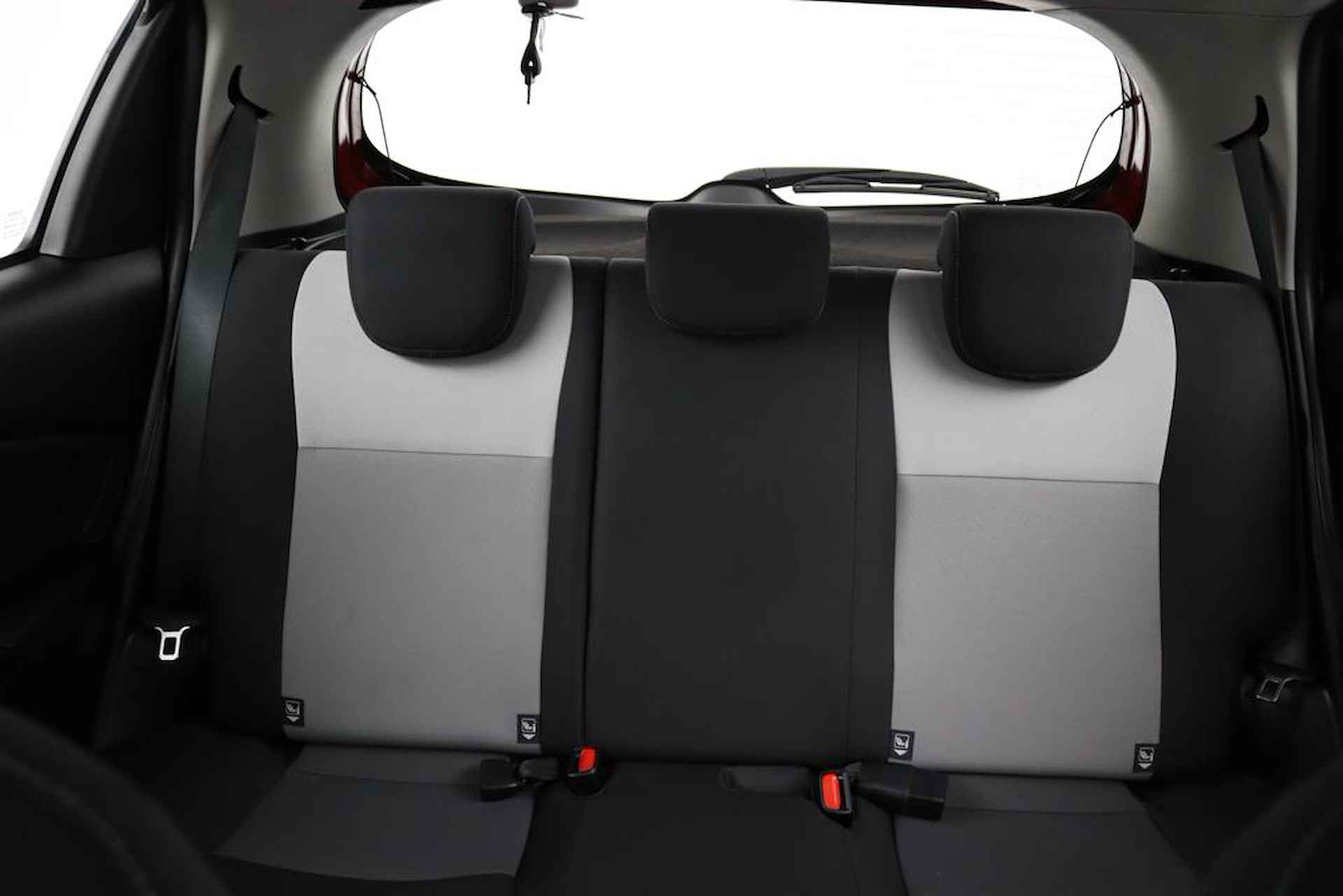 Toyota Yaris 1.5 Hybrid Design | Parkeersensoren Voor en Achter | Stoelverwarming | Cruise Control | Achteruitrijcamera | Led Verlichting | Parelmoer Rood | - 13/48