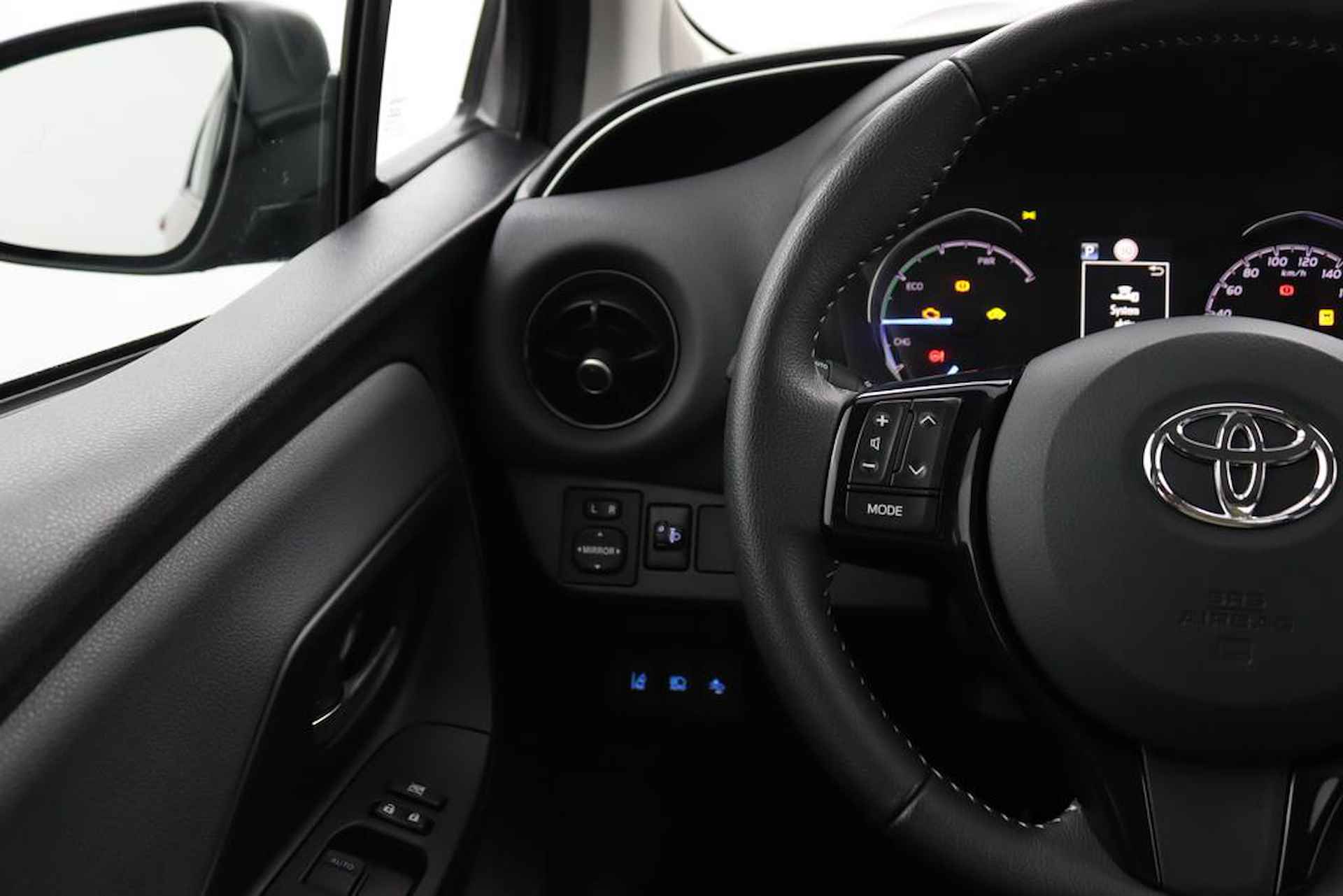 Toyota Yaris 1.5 Hybrid Design | Parkeersensoren Voor en Achter | Stoelverwarming | Cruise Control | Achteruitrijcamera | Led Verlichting | Parelmoer Rood | - 18/48