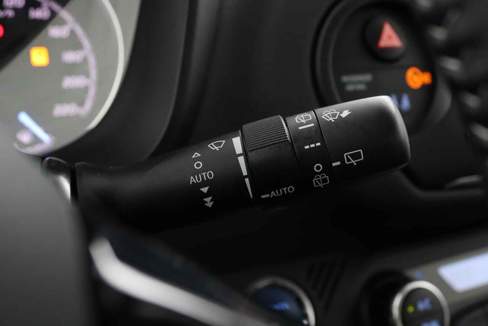 Toyota Yaris 1.5 Hybrid Design | Parkeersensoren Voor en Achter | Stoelverwarming | Cruise Control | Achteruitrijcamera | Led Verlichting | Parelmoer Rood | - 22/48