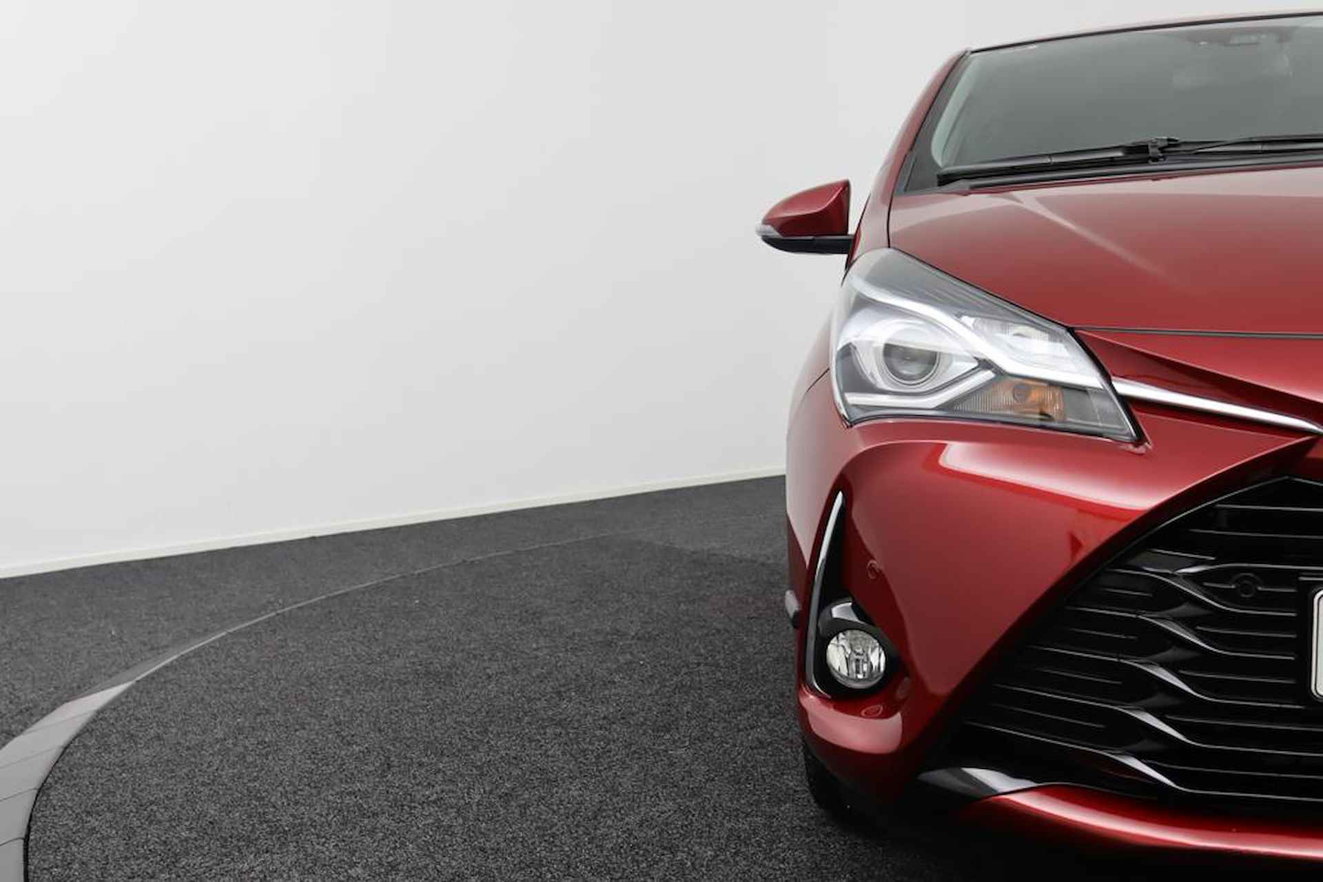 Toyota Yaris 1.5 Hybrid Design | Parkeersensoren Voor en Achter | Stoelverwarming | Cruise Control | Achteruitrijcamera | Led Verlichting | Parelmoer Rood | - 37/48