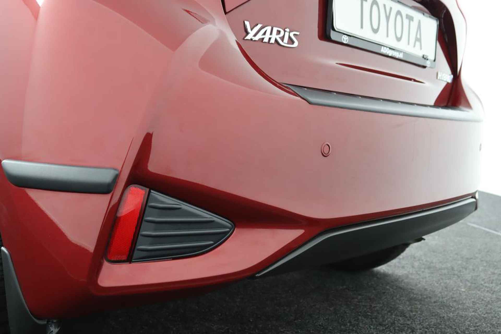 Toyota Yaris 1.5 Hybrid Design | Parkeersensoren Voor en Achter | Stoelverwarming | Cruise Control | Achteruitrijcamera | Led Verlichting | Parelmoer Rood | - 40/48