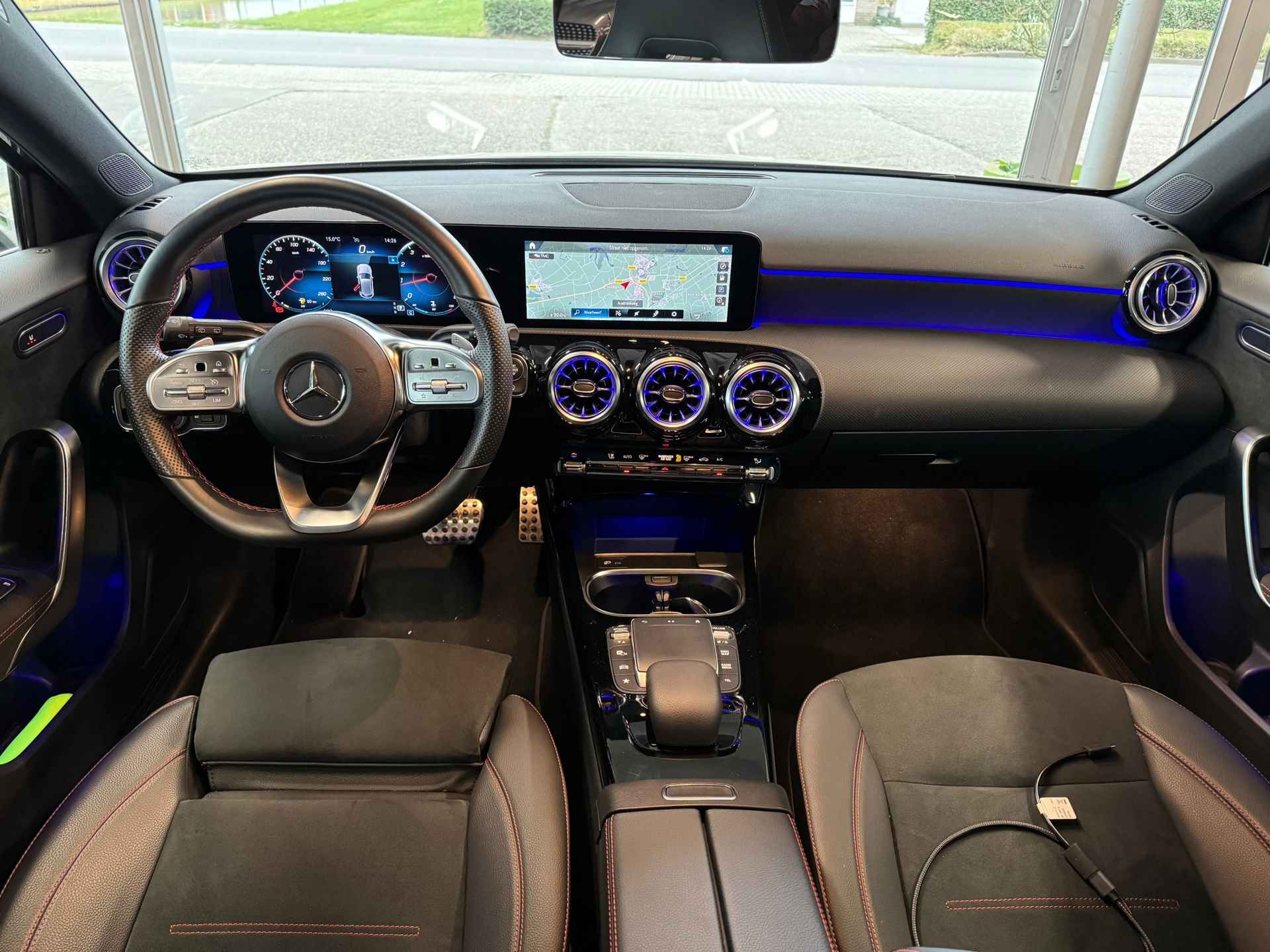 Mercedes-Benz A-klasse 200 AMG Line automaat , sfeer verlichting , led , achteruitrijcamera - 29/29