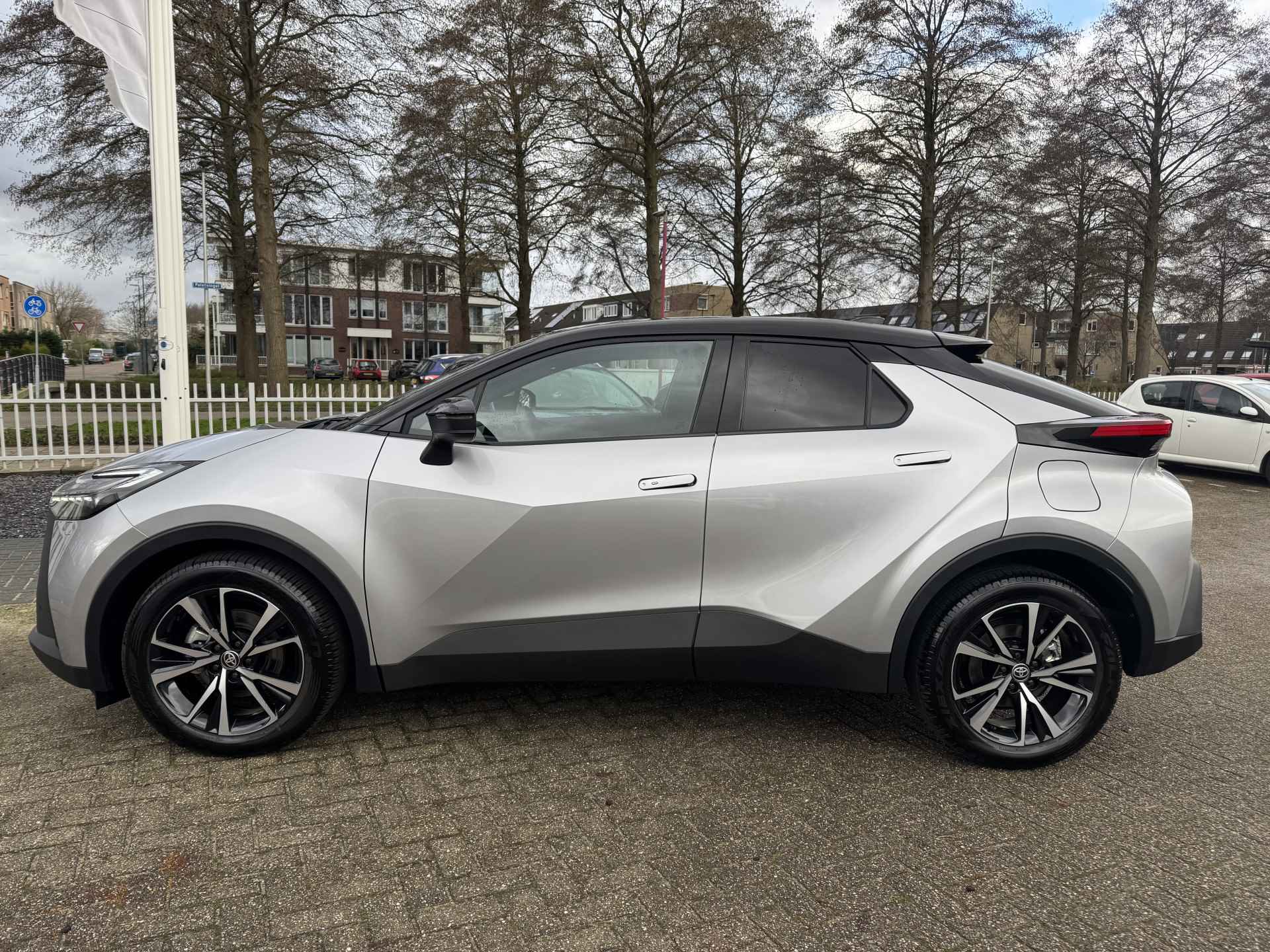 Toyota C-HR 1.8 Hybrid 140 First Edition Dodenhoekdetectie, Navigatie, Parkeersensoren V + A , All-in Rijklaarprijs - 2/35