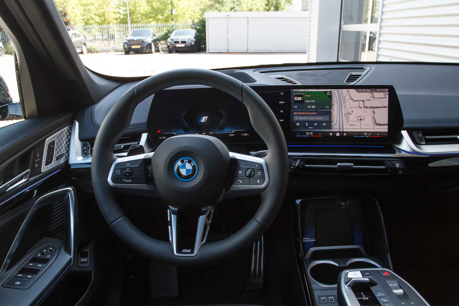 BMW iX1 eDrive20 High Executive M Sport / Panoramadak / Trekhaak / Adaptieve LED / Head-Up / Harman Kardon / Live Cockpit Professional / Parking Assistant Plus - 4/37