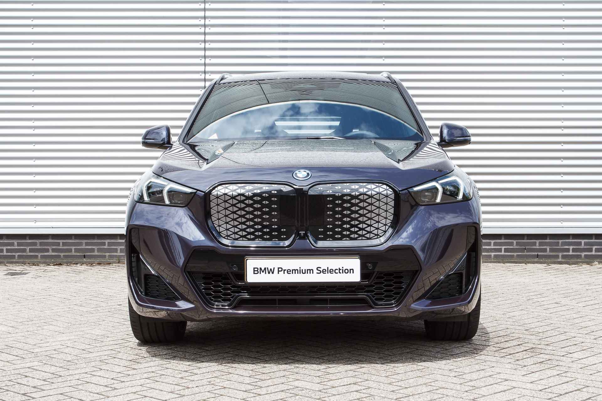 BMW iX1 eDrive20 High Executive M Sport / Panoramadak / Trekhaak / Adaptieve LED / Head-Up / Harman Kardon / Live Cockpit Professional / Parking Assistant Plus - 7/37