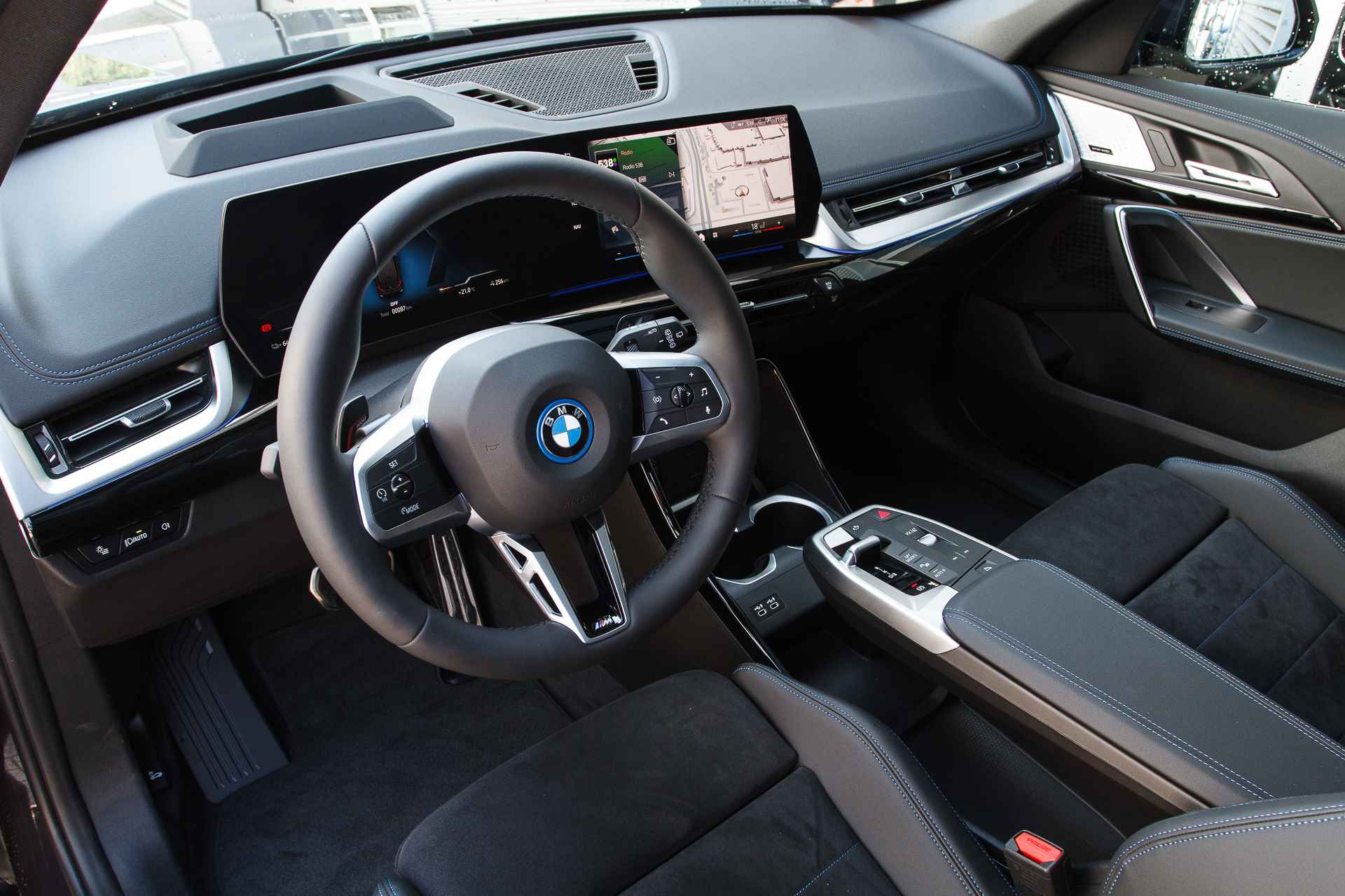 BMW iX1 eDrive20 High Executive M Sport / Panoramadak / Trekhaak / Adaptieve LED / Head-Up / Harman Kardon / Live Cockpit Professional / Parking Assistant Plus - 11/37