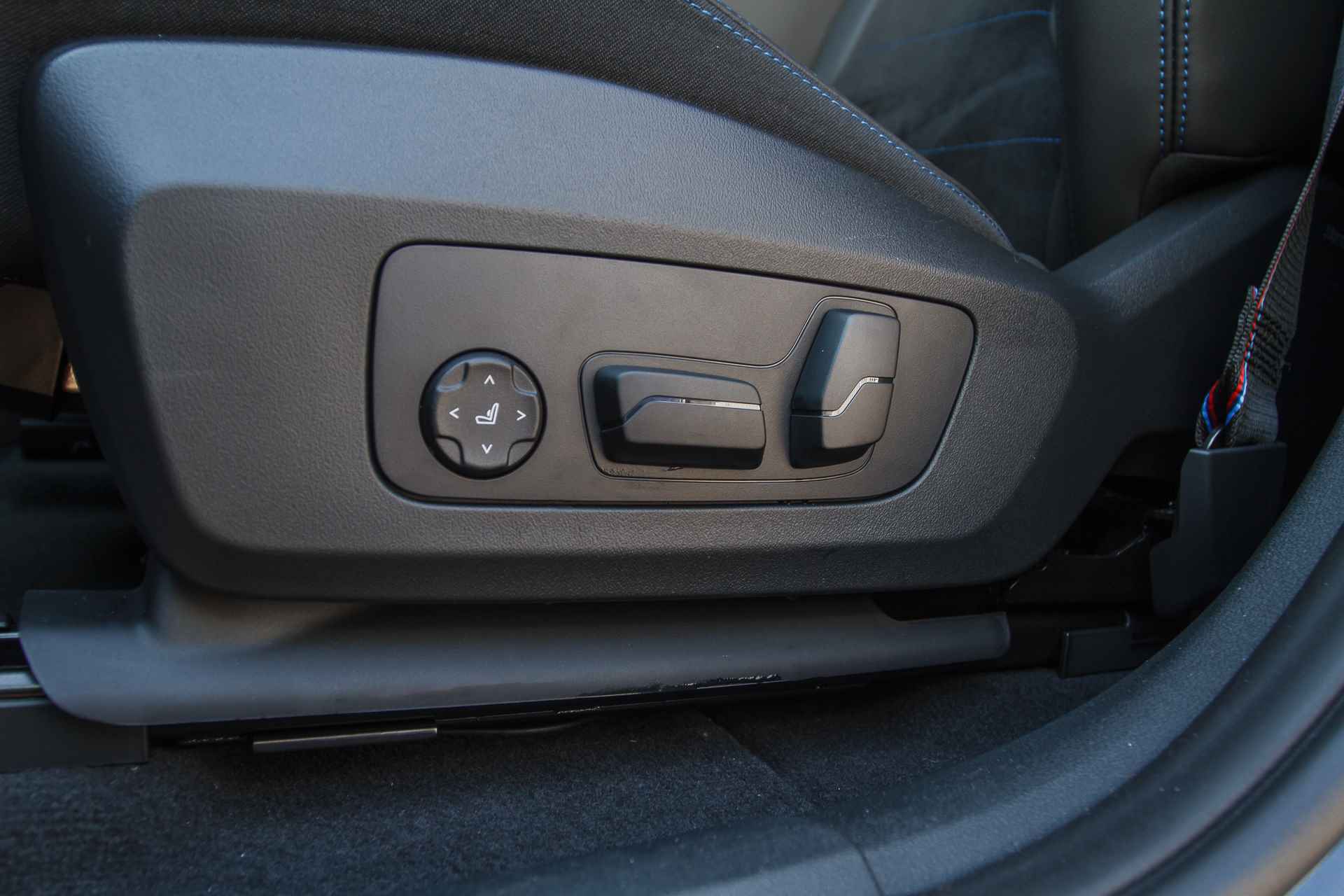 BMW iX1 eDrive20 High Executive M Sport / Panoramadak / Trekhaak / Adaptieve LED / Head-Up / Harman Kardon / Live Cockpit Professional / Parking Assistant Plus - 14/37