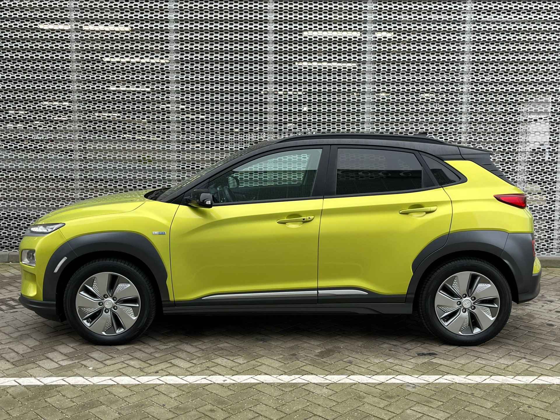 Hyundai KONA EV Premium 64 kWh / Achteruitrijcamera / Digitale Cockpit / Stuur + Stoelverwarming / LED / Dodehoek Sensor - 5/26