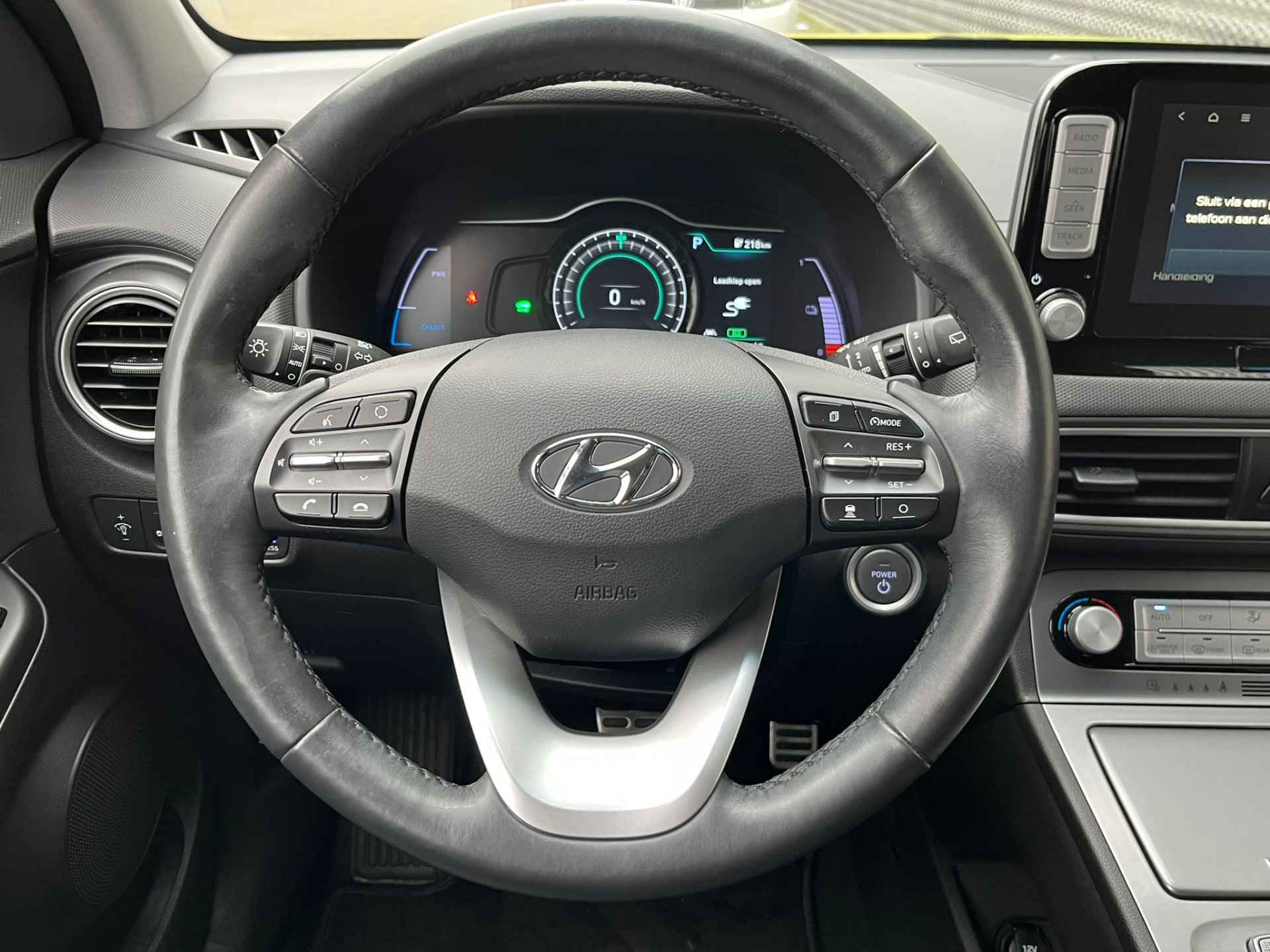 Hyundai KONA EV Premium 64 kWh / Achteruitrijcamera / Digitale Cockpit / Stuur + Stoelverwarming / LED / Dodehoek Sensor - 17/26