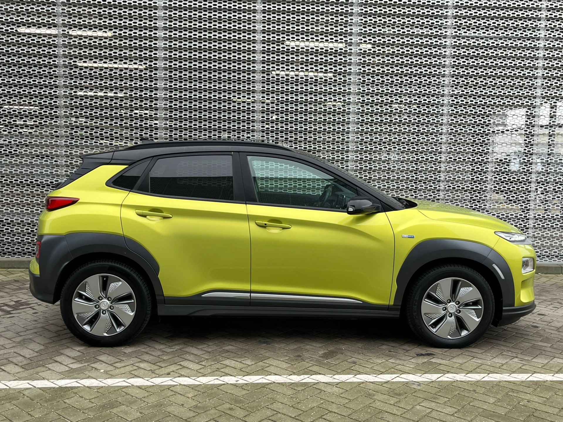 Hyundai KONA EV Premium 64 kWh / Achteruitrijcamera / Digitale Cockpit / Stuur + Stoelverwarming / LED / Dodehoek Sensor - 22/26