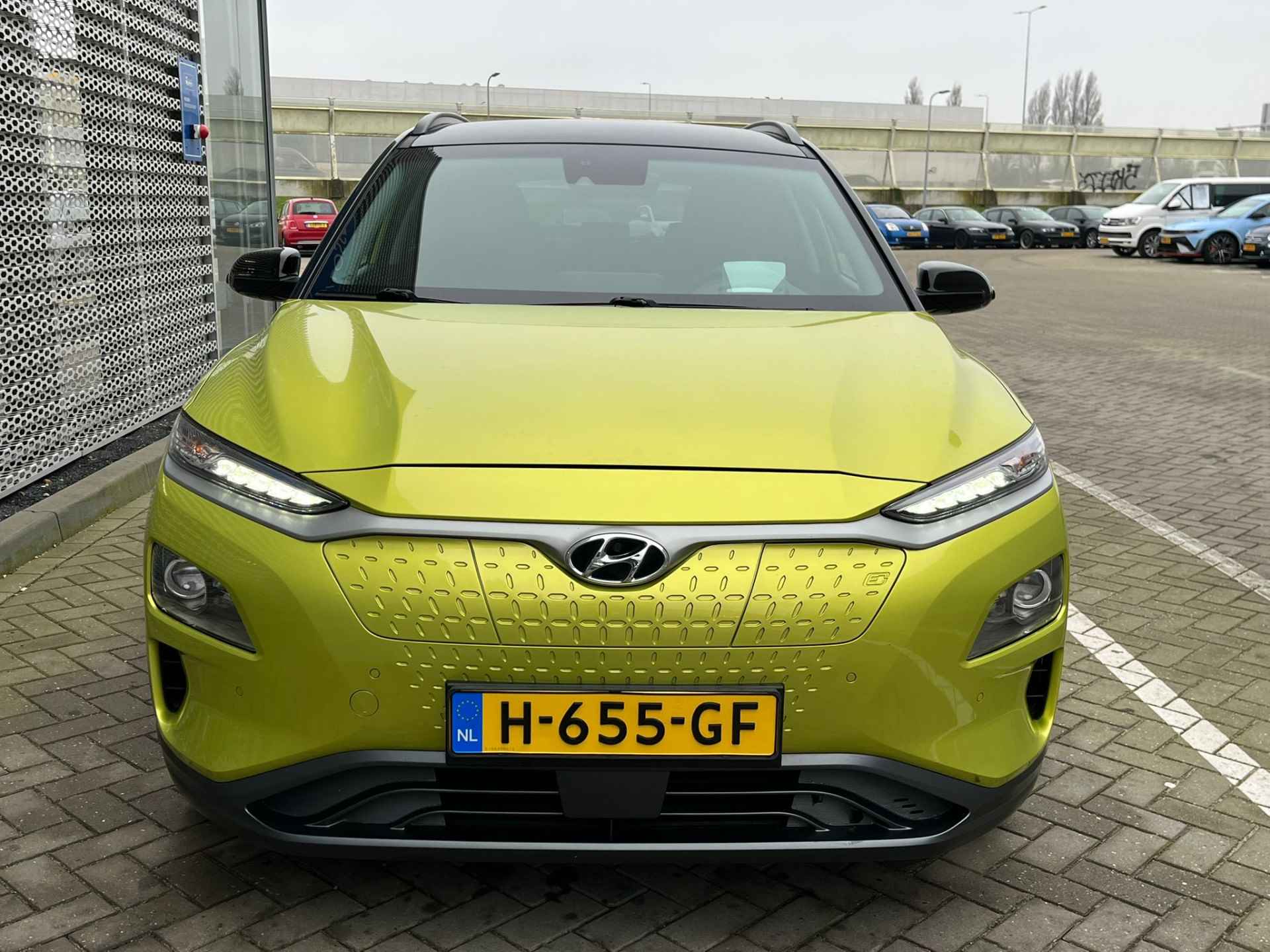 Hyundai KONA EV Premium 64 kWh / Achteruitrijcamera / Digitale Cockpit / Stuur + Stoelverwarming / LED / Dodehoek Sensor - 24/26