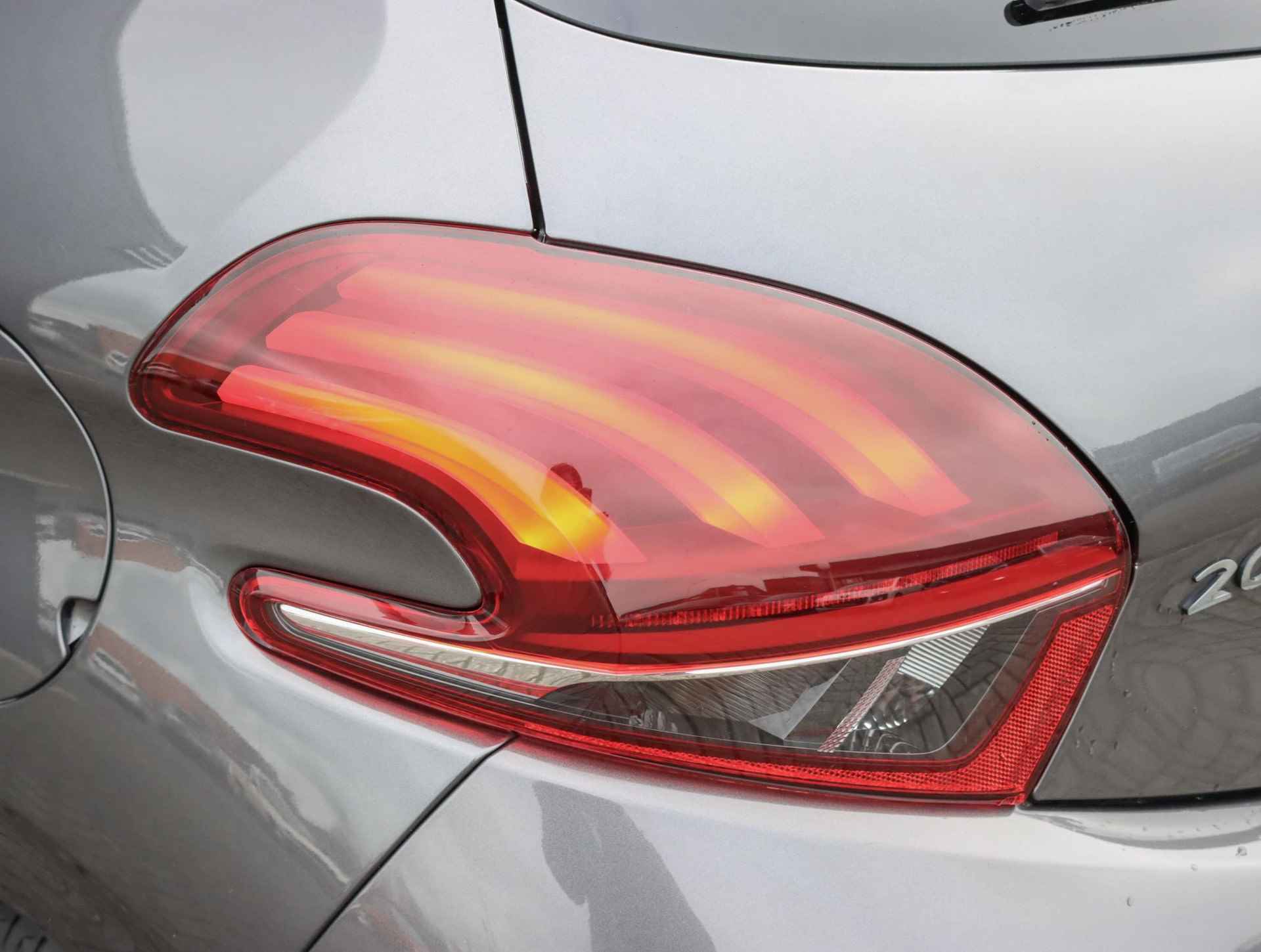 Peugeot 208 1.2 110 PK Tech Edition | Parkeersensoren | LED | Airco - 35/40