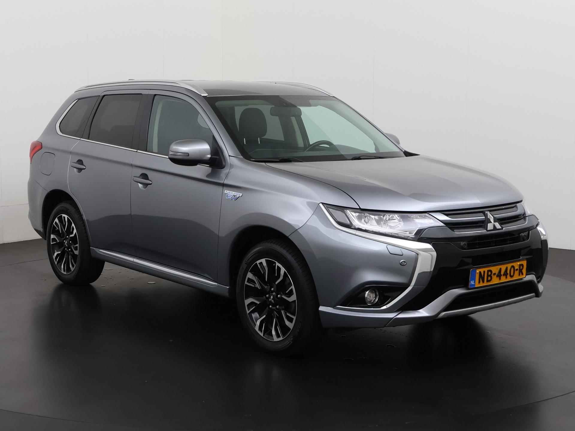 Mitsubishi Outlander 2.0 PHEV Premium | Camera | Blind Spot | Standkachel | Zondag Open! - 30/39